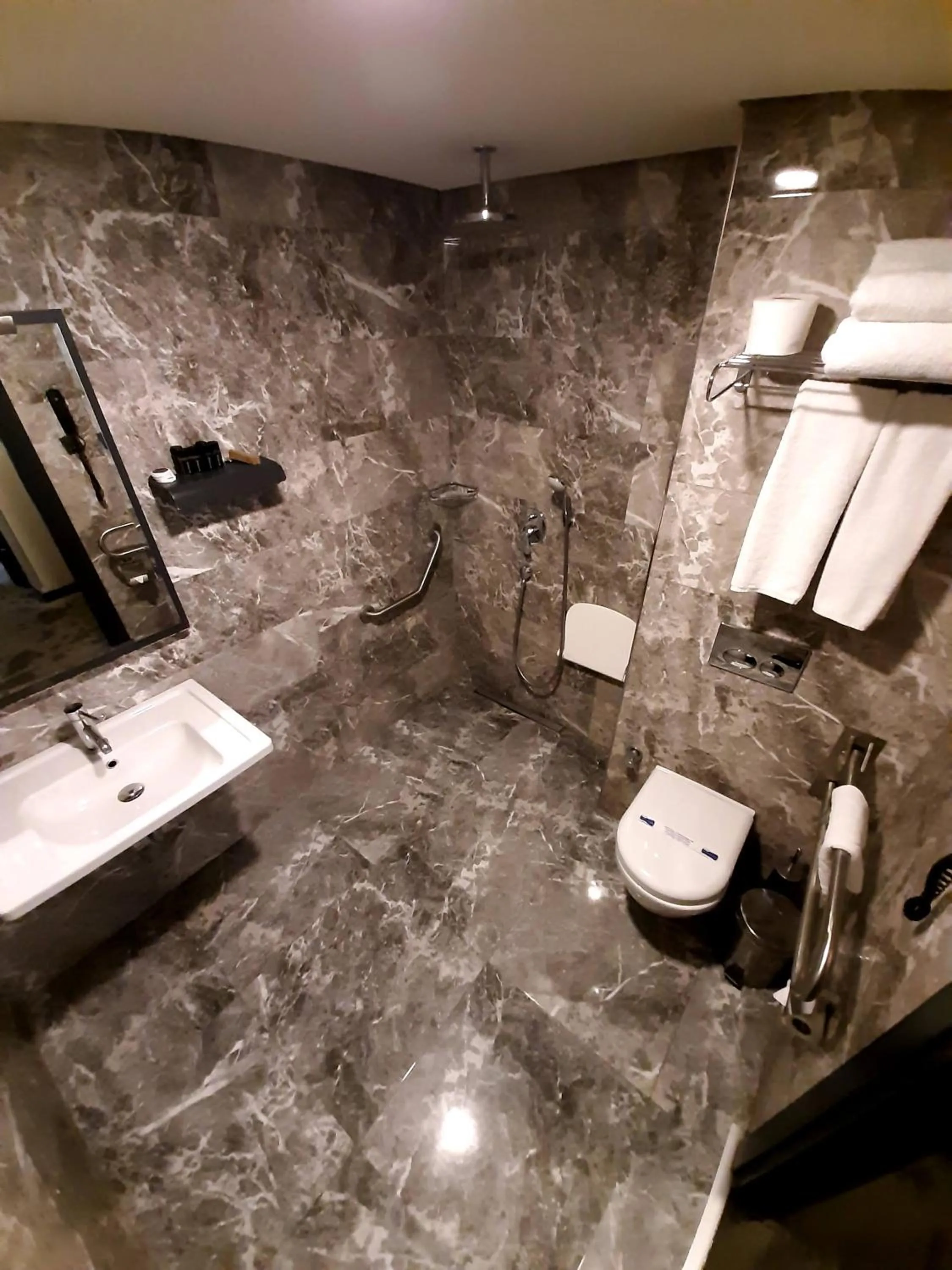 Bathroom in Sapko Airport Hotel