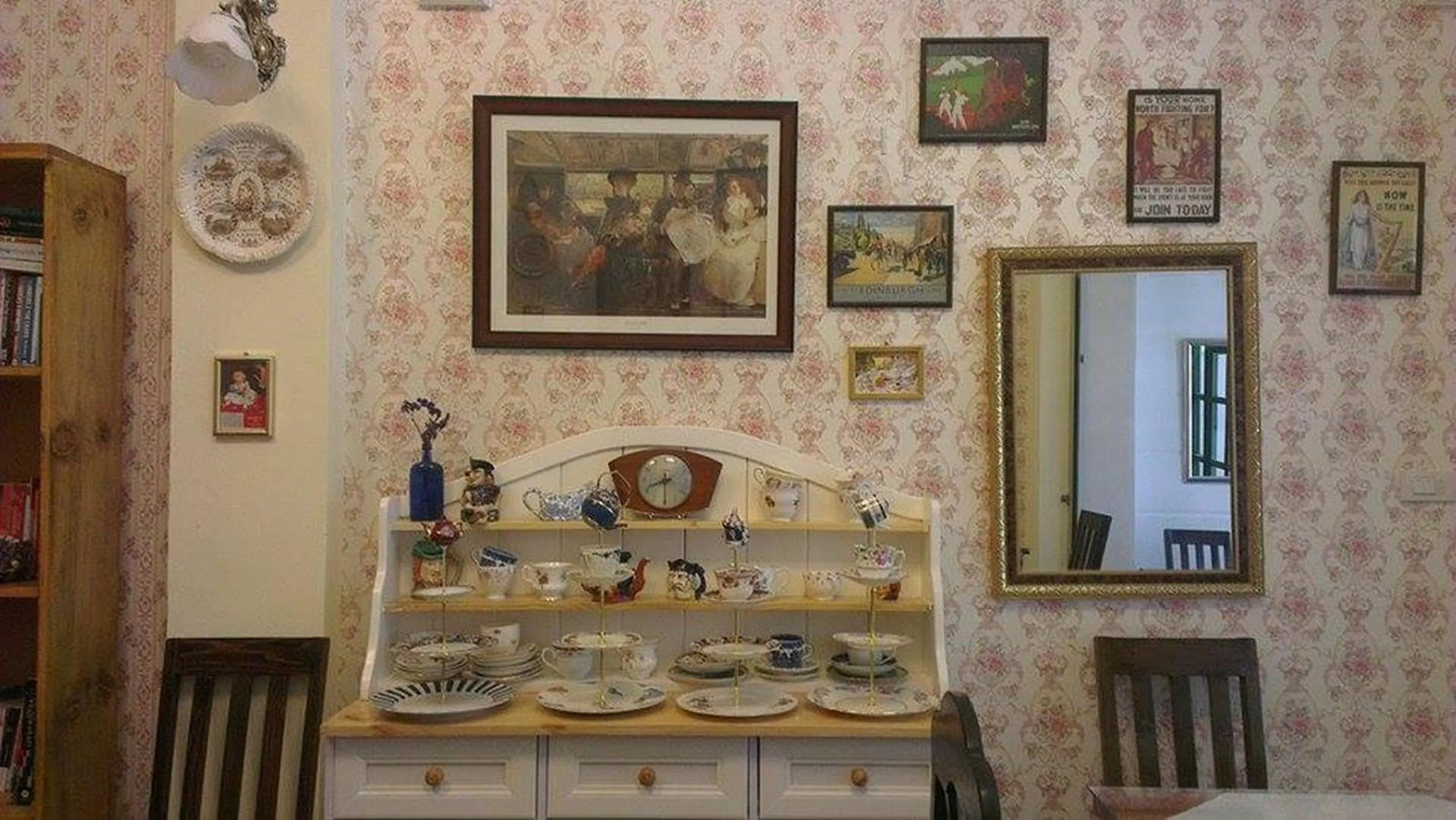 Restaurant/places to eat in The London Tearoom