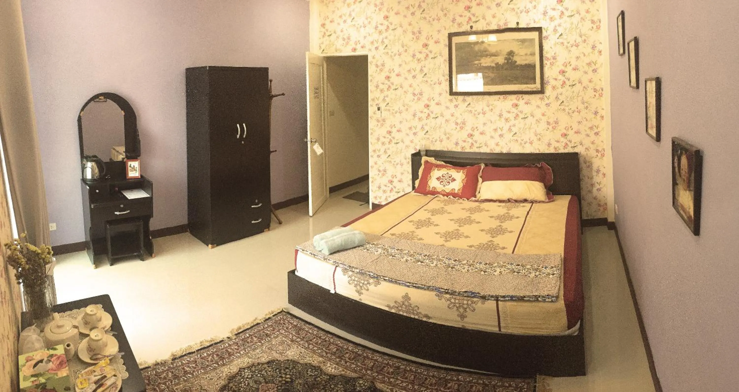 Photo of the whole room, Bed in The London Tearoom