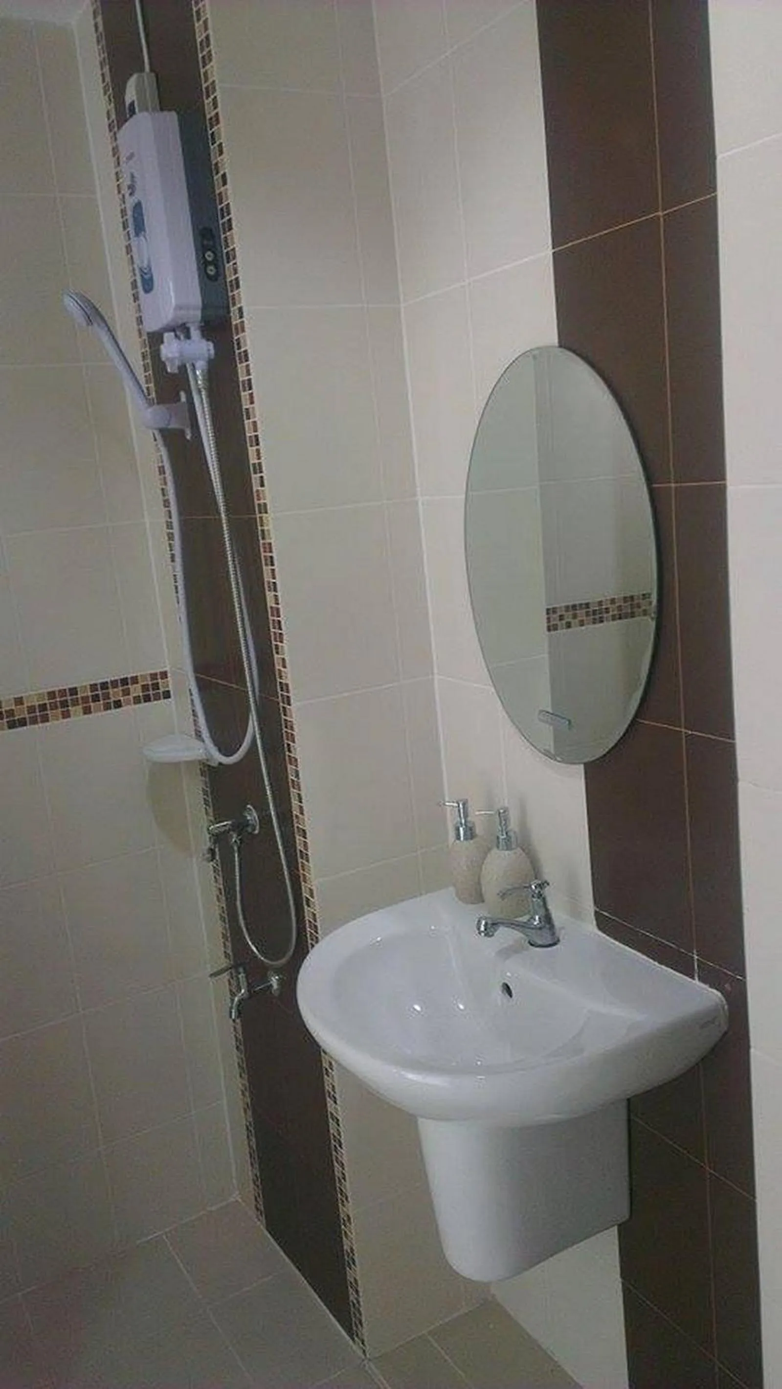 Shower in The London Tearoom