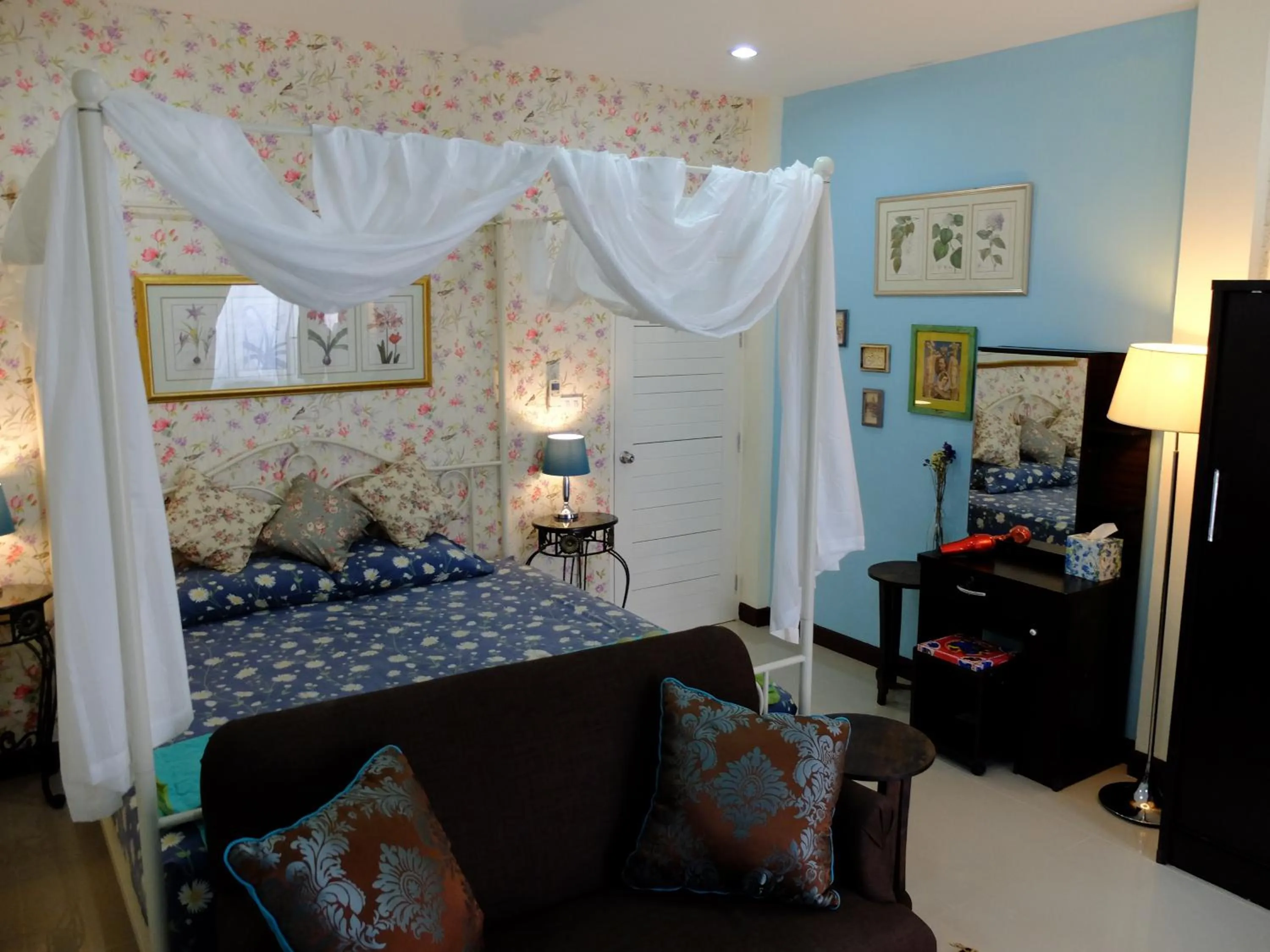 Photo of the whole room, Bed in The London Tearoom