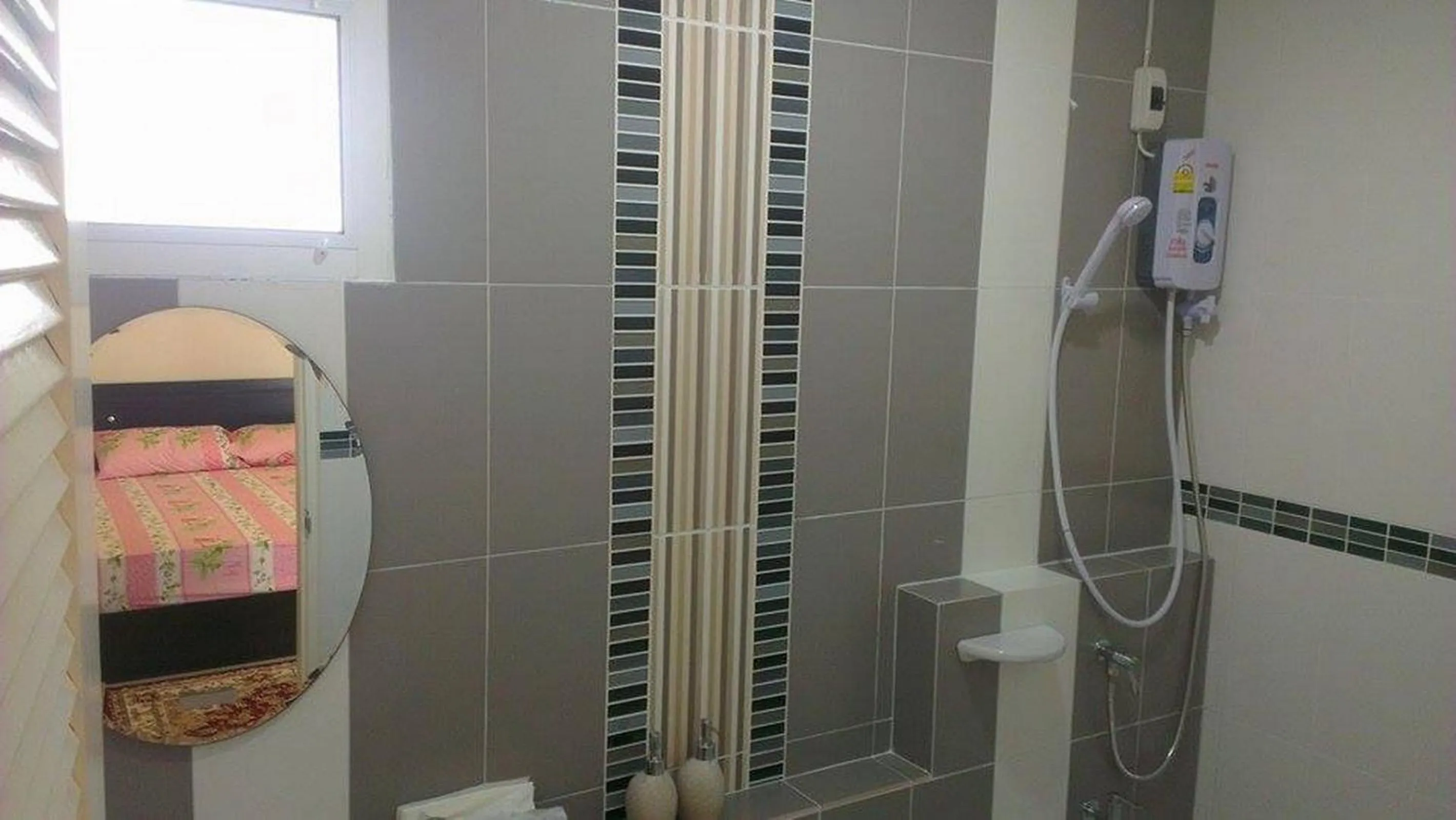 Shower in The London Tearoom