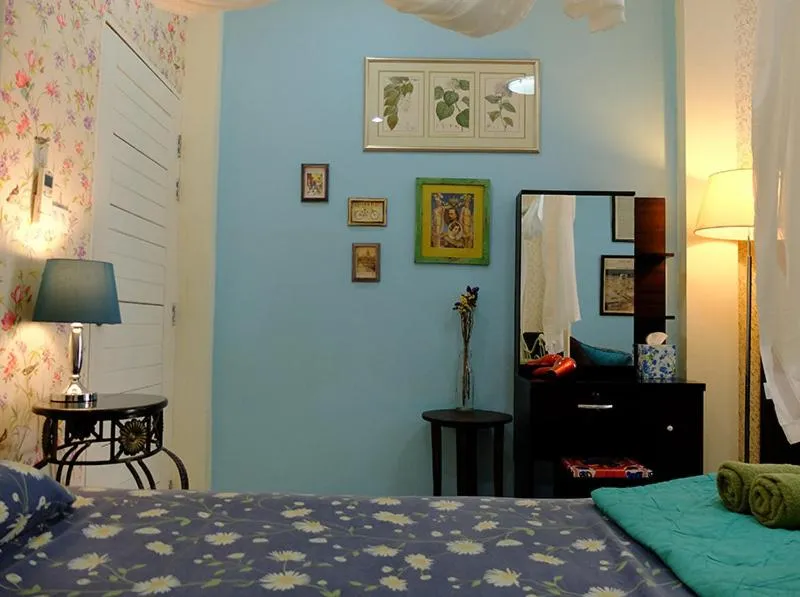 Photo of the whole room, Bed in The London Tearoom