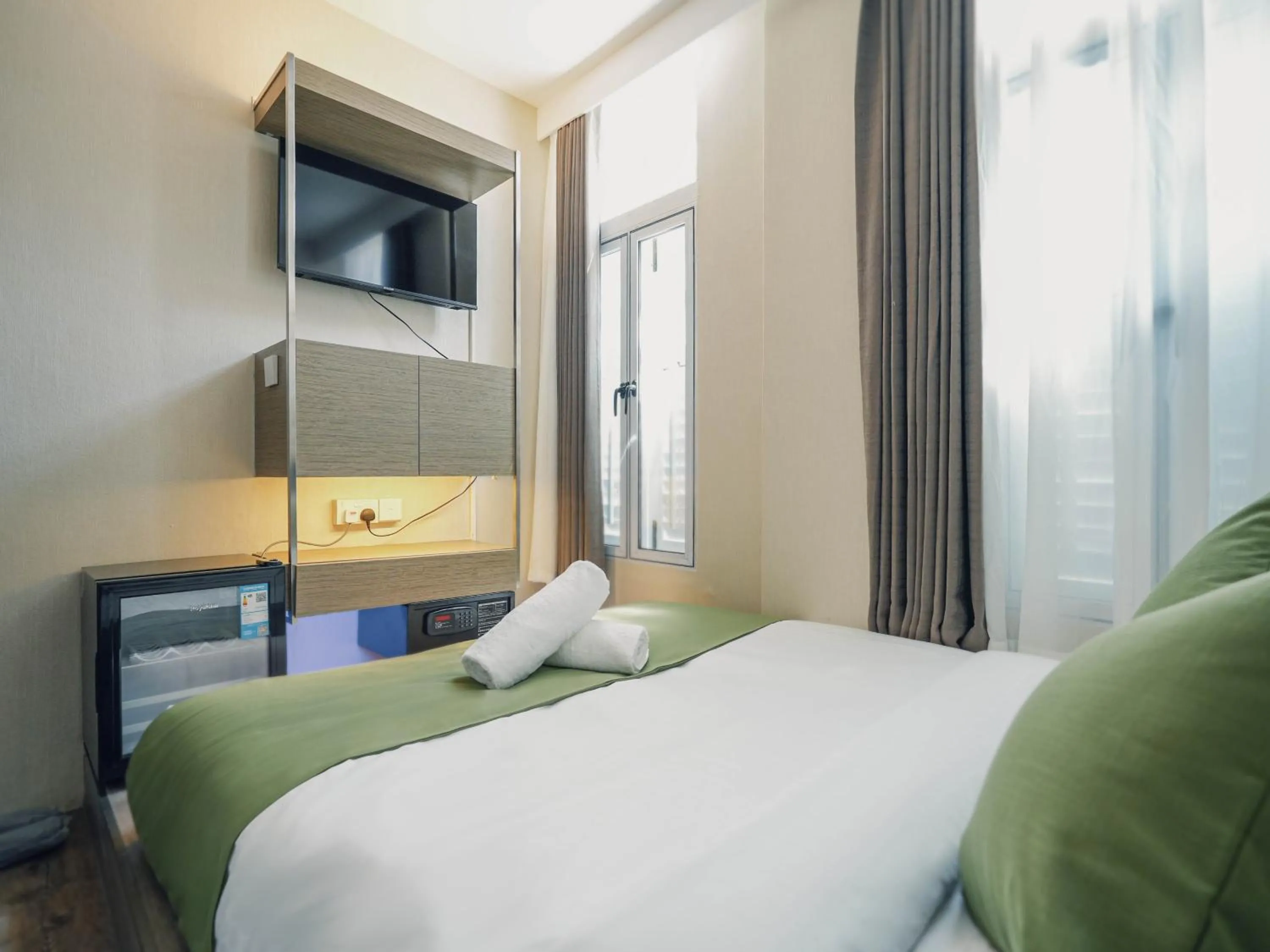 Bed in A Hotel Chinatown- Stay From 8PM To 9AM
