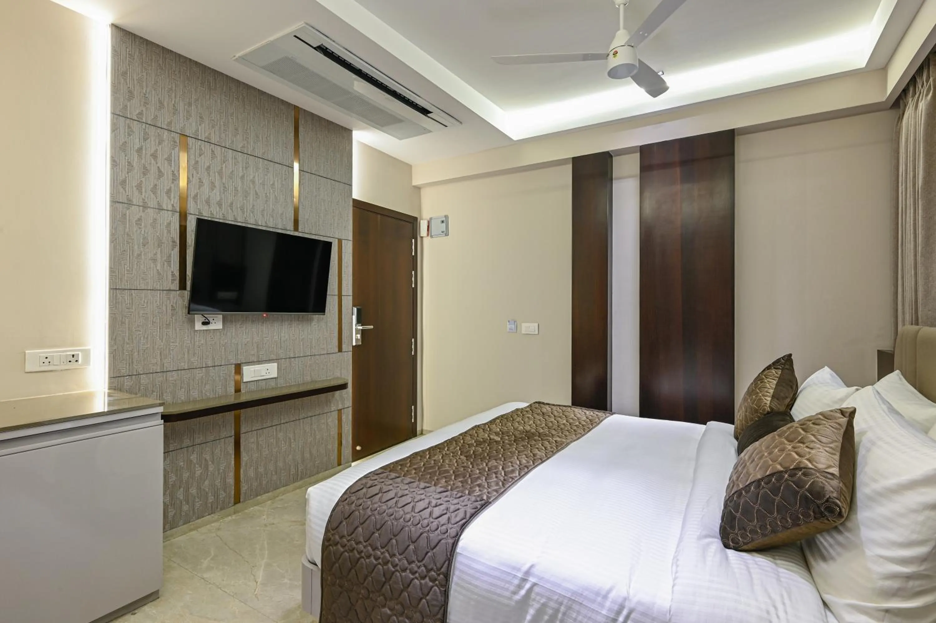 Bed in Hotel Grand Girdhar Premier