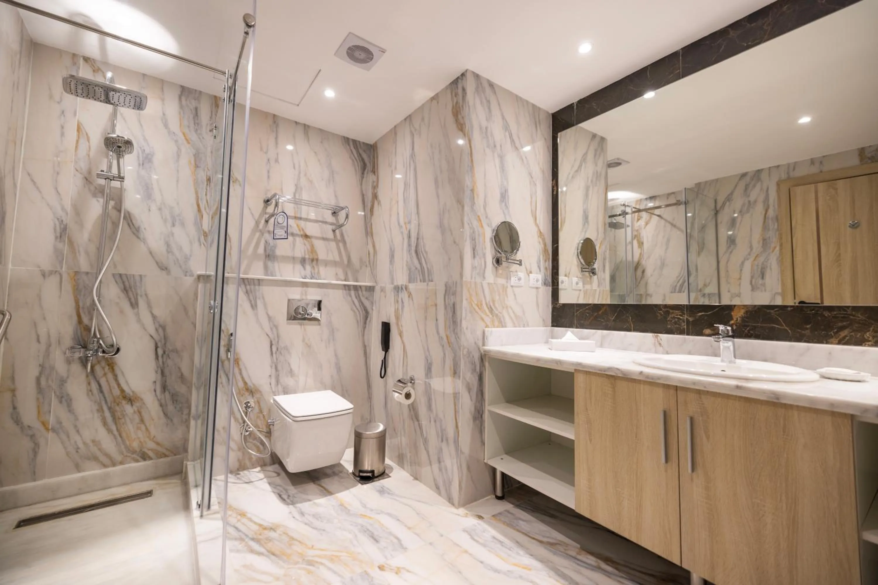 Shower in Helnan Antoniades Palace Hotel