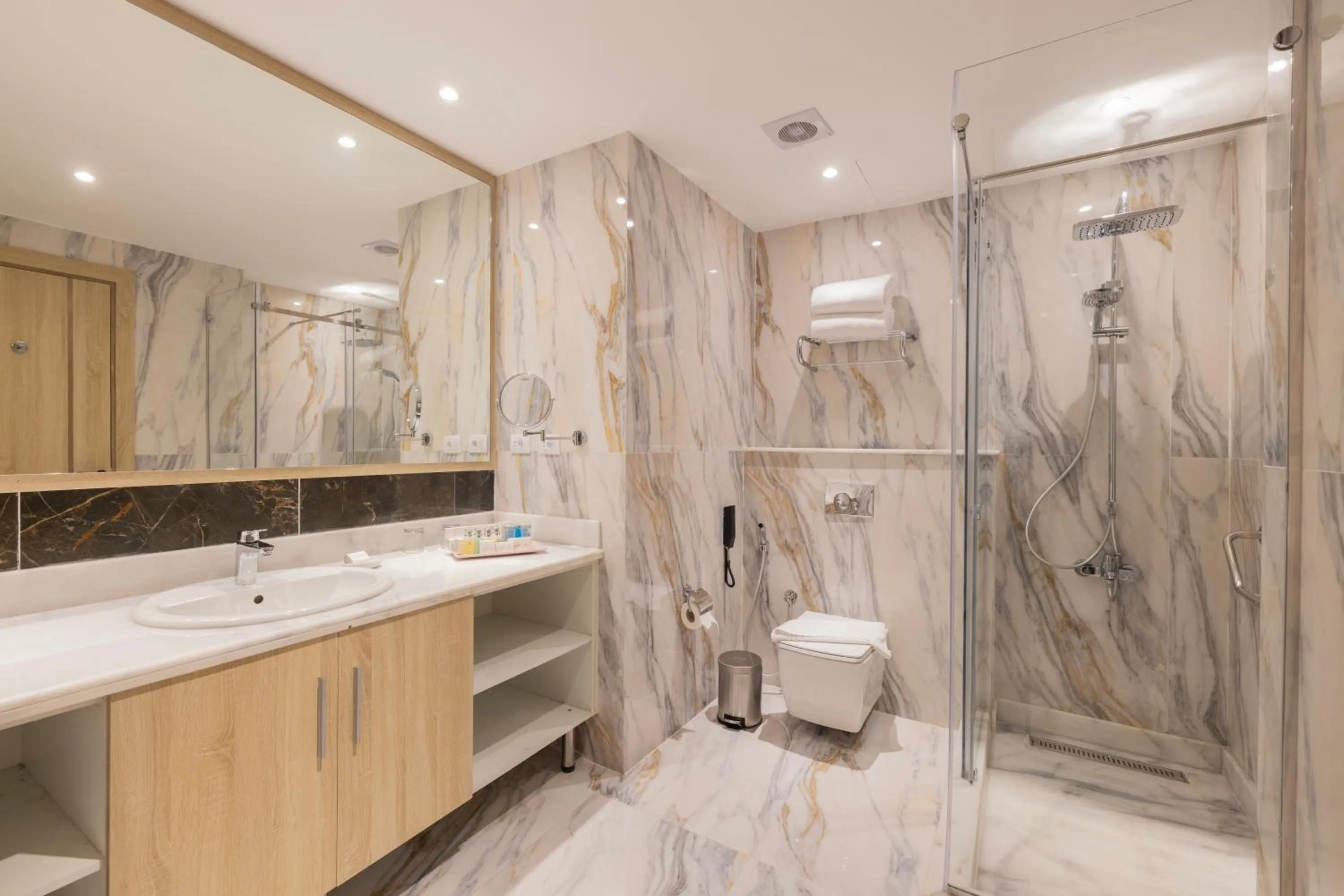 Shower in Helnan Antoniades Palace Hotel