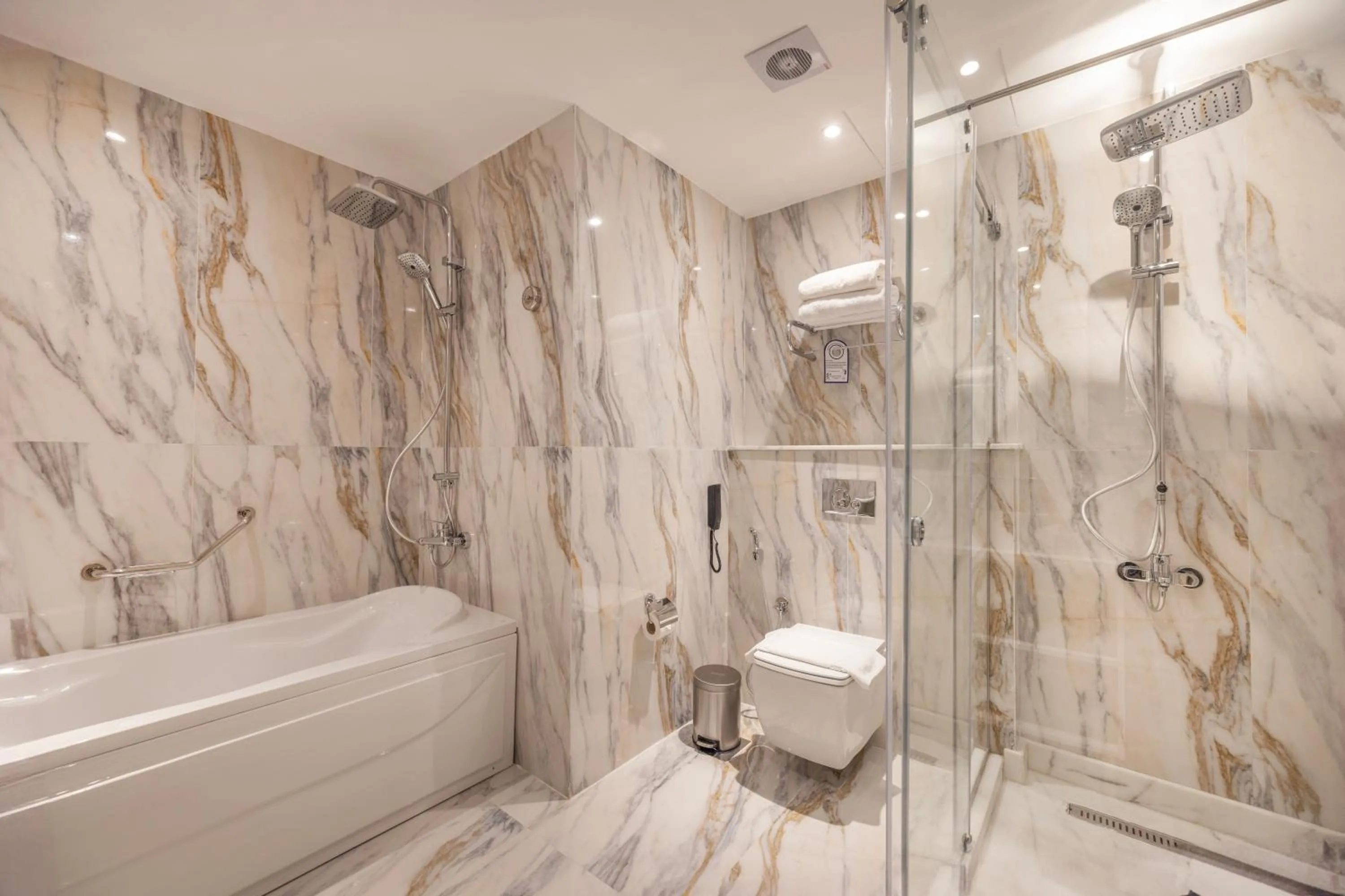 Shower in Helnan Antoniades Palace Hotel