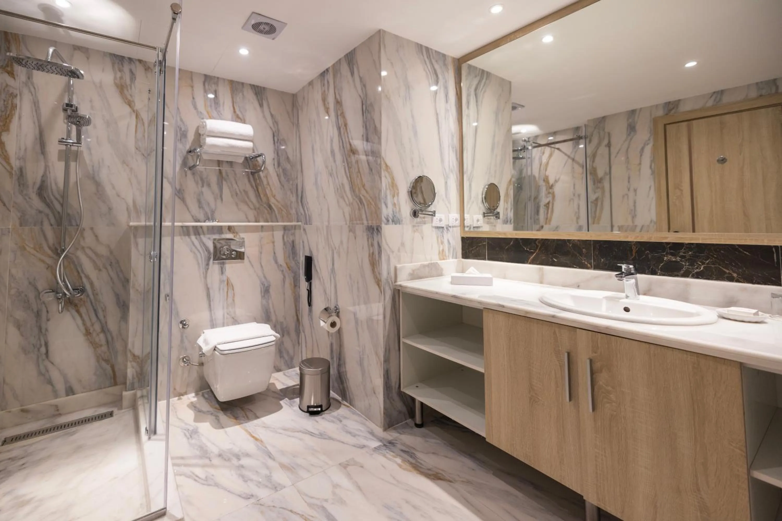 Shower in Helnan Antoniades Palace Hotel