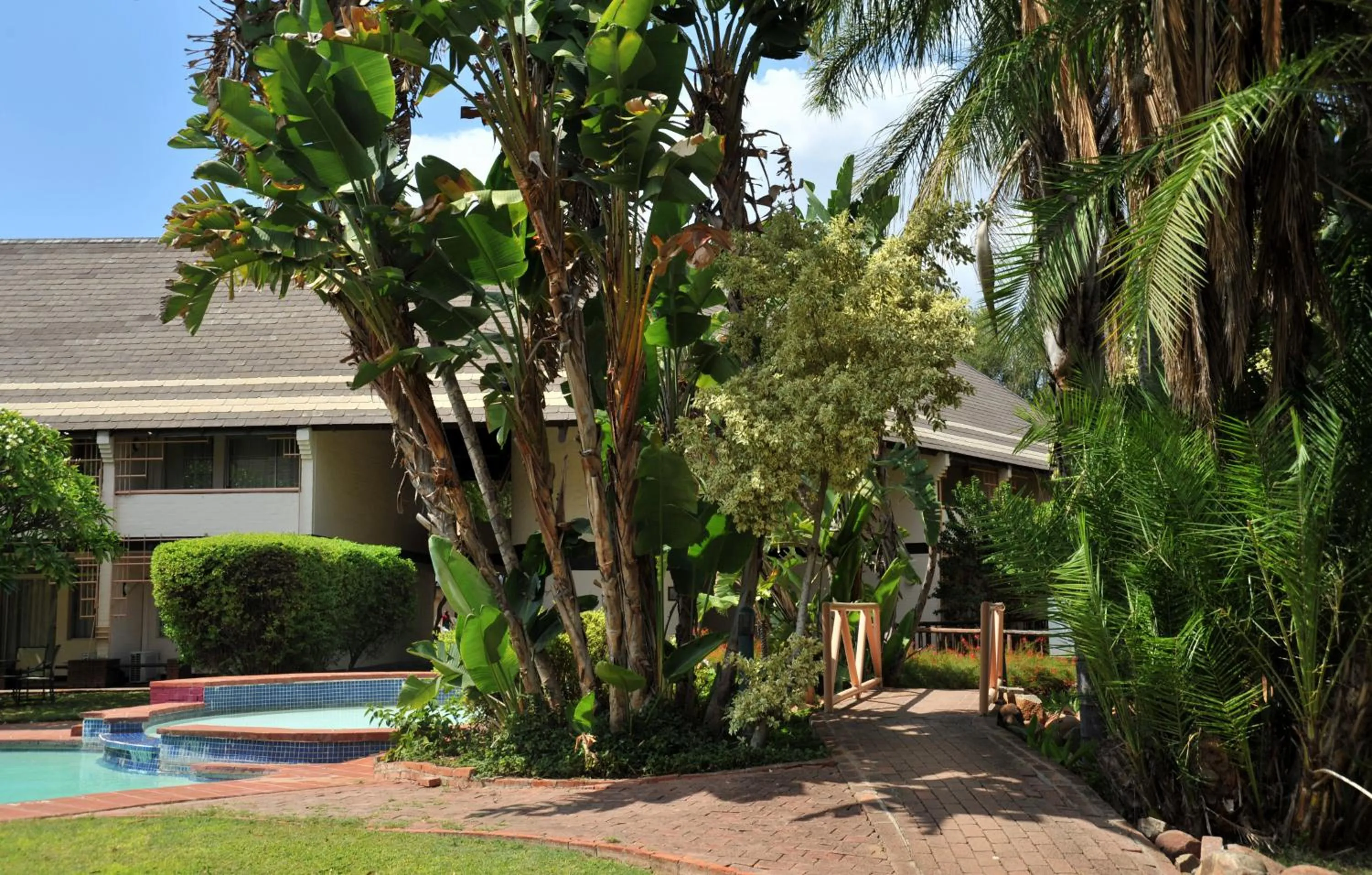 Swimming pool in Cresta Thapama Hotel