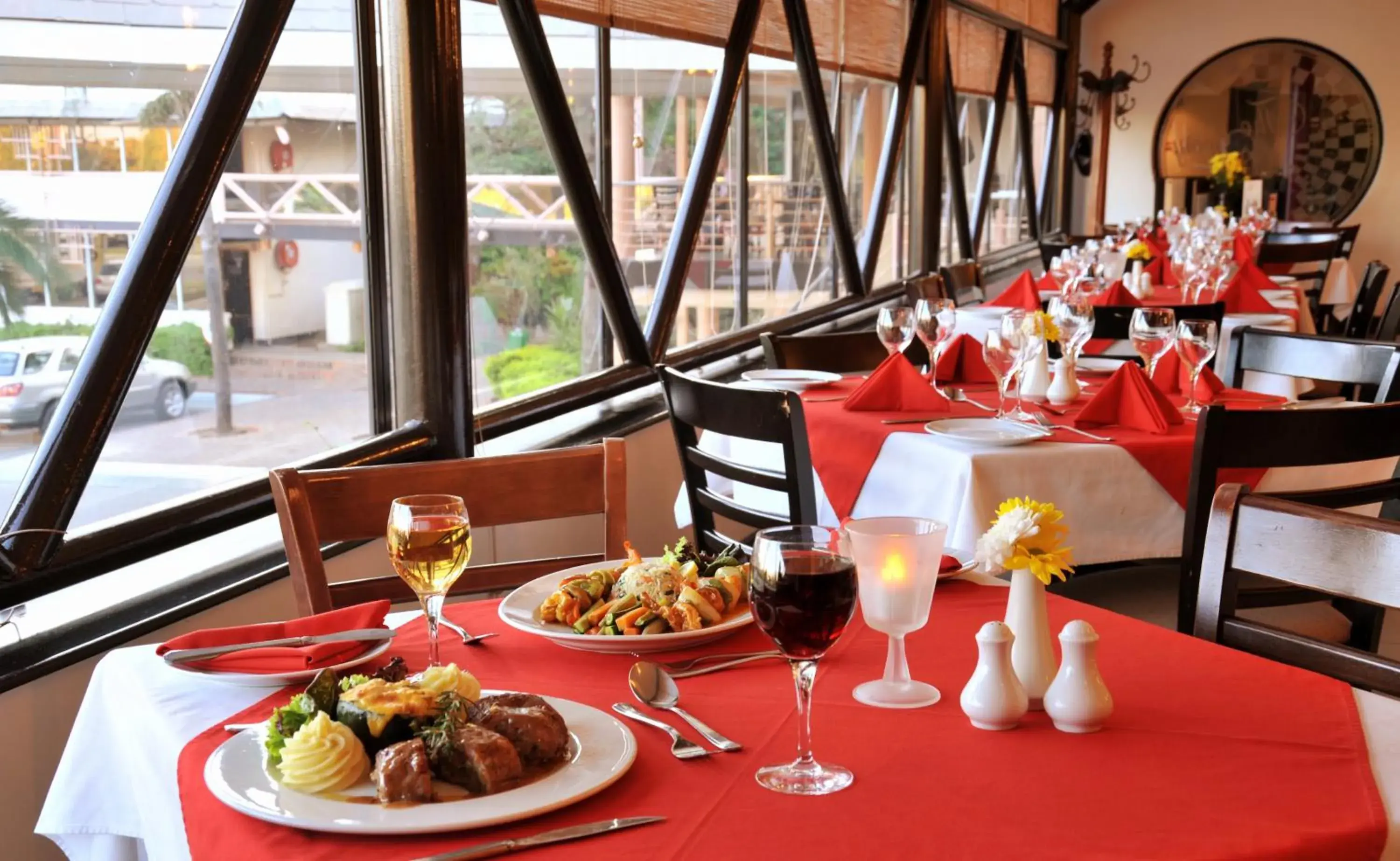 Restaurant/places to eat in Cresta Thapama Hotel Restaurant/places to eat in Cresta Thapama Hotel