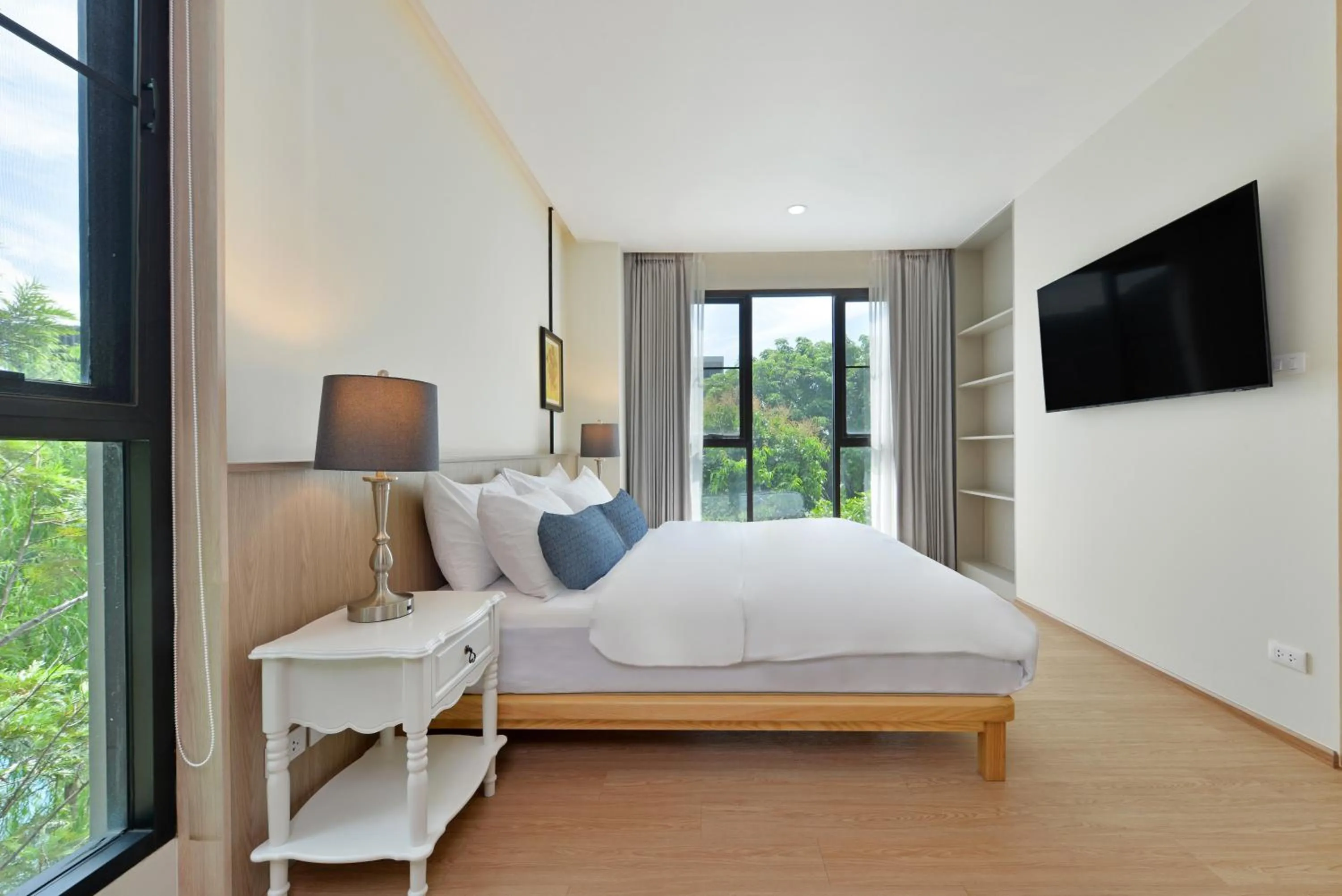 Communal lounge/ TV room, Bed in SENS Hotel