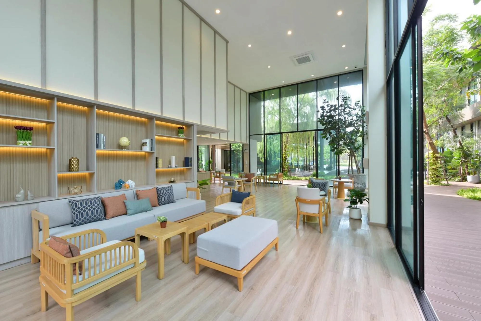 Communal lounge/ TV room in SENS Hotel