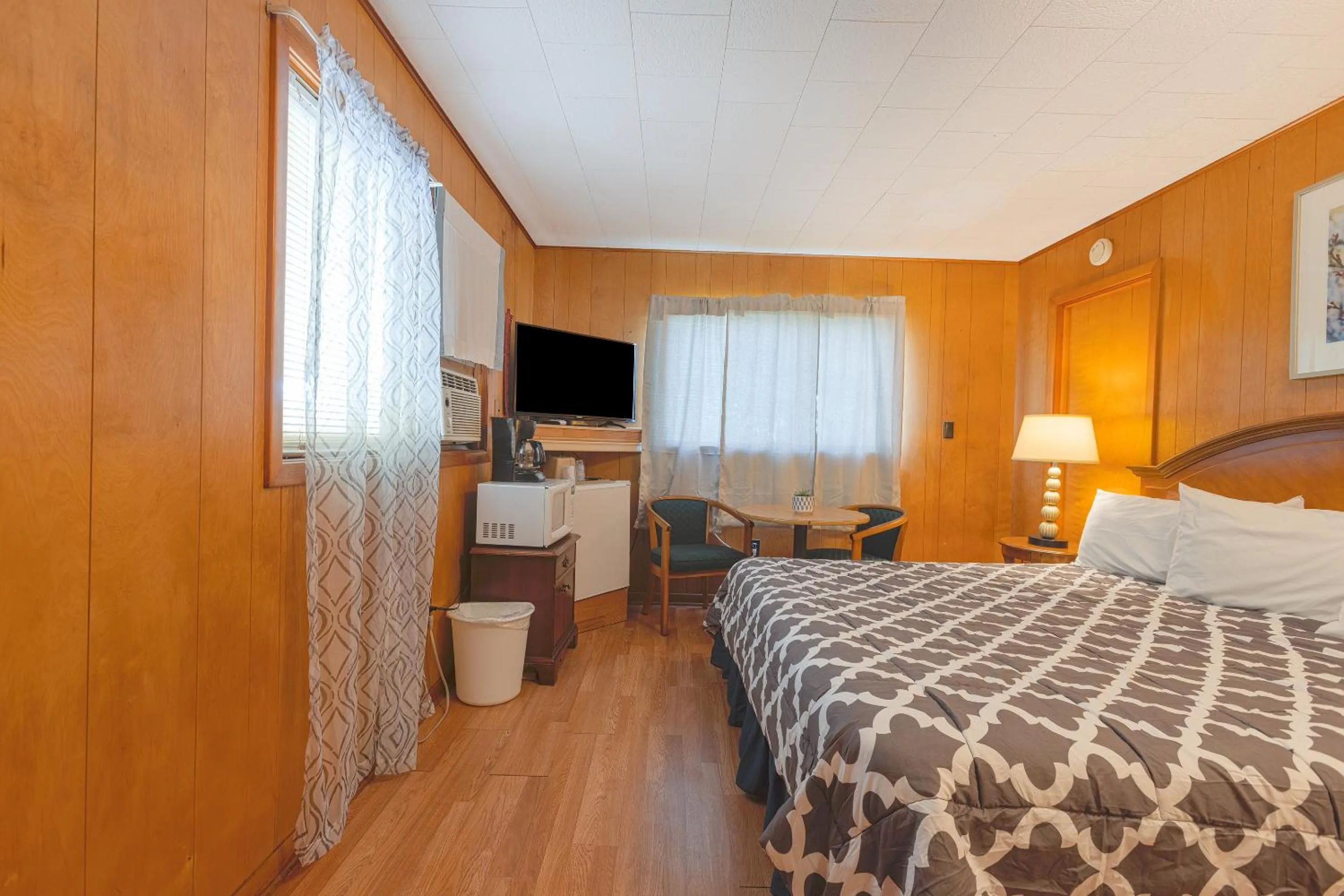 Bedroom, Bed in Parkside Motel by OYO Meadville Conneaut Lake