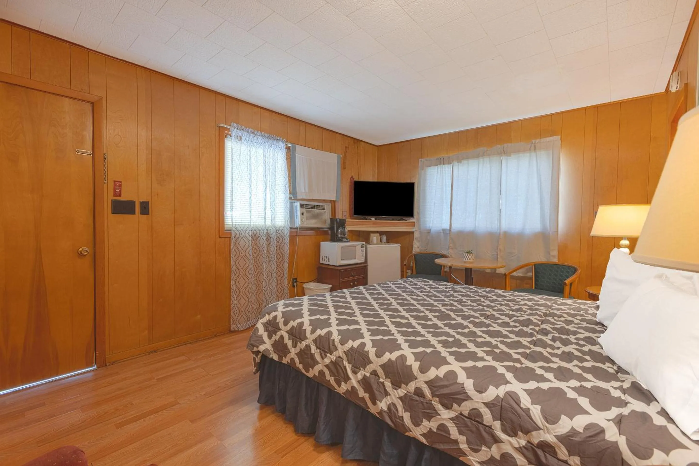 Bedroom, Bed in Parkside Motel by OYO Meadville Conneaut Lake