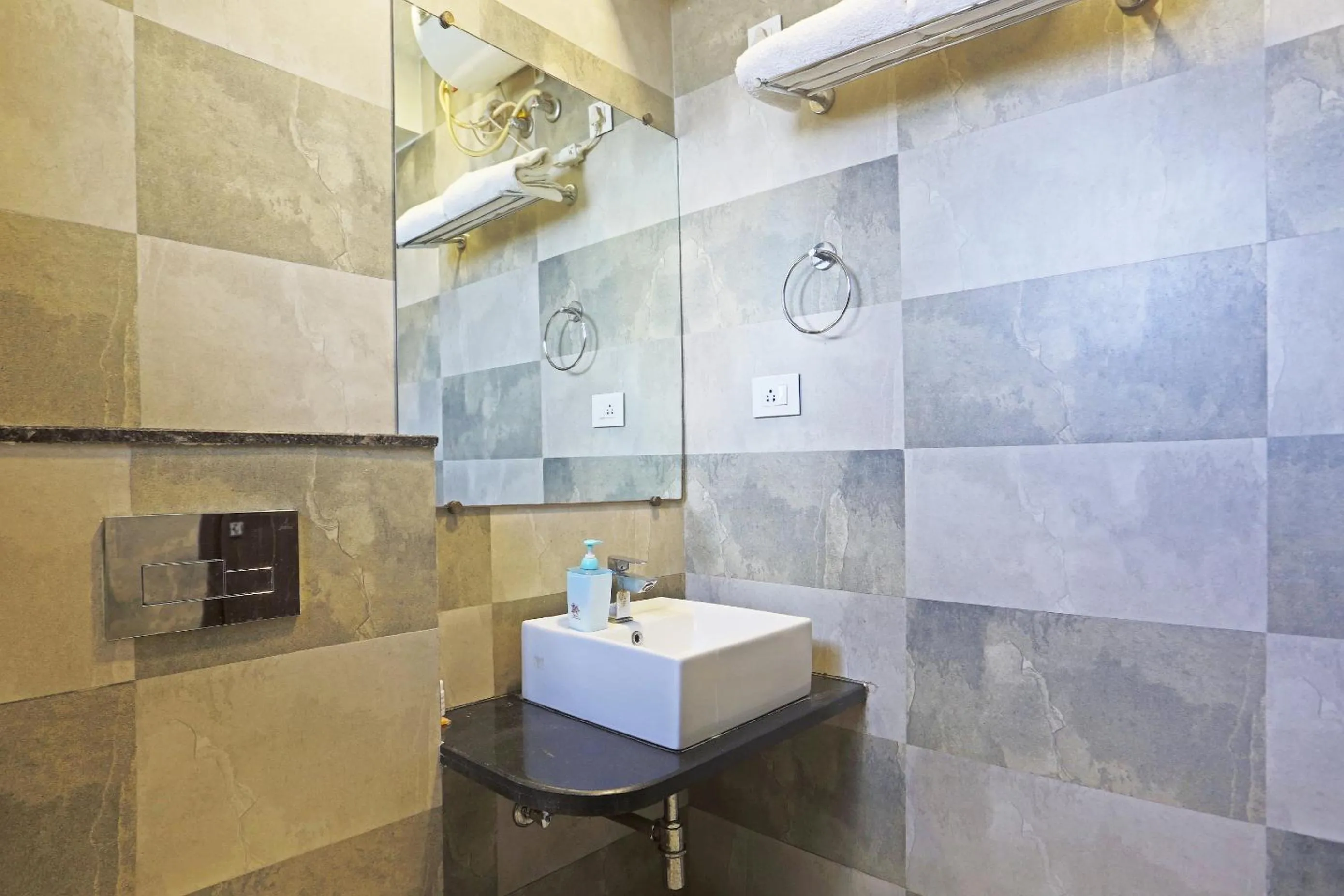 Hotel Aerostar Gold Near Yashobhoomi Conventioin Center