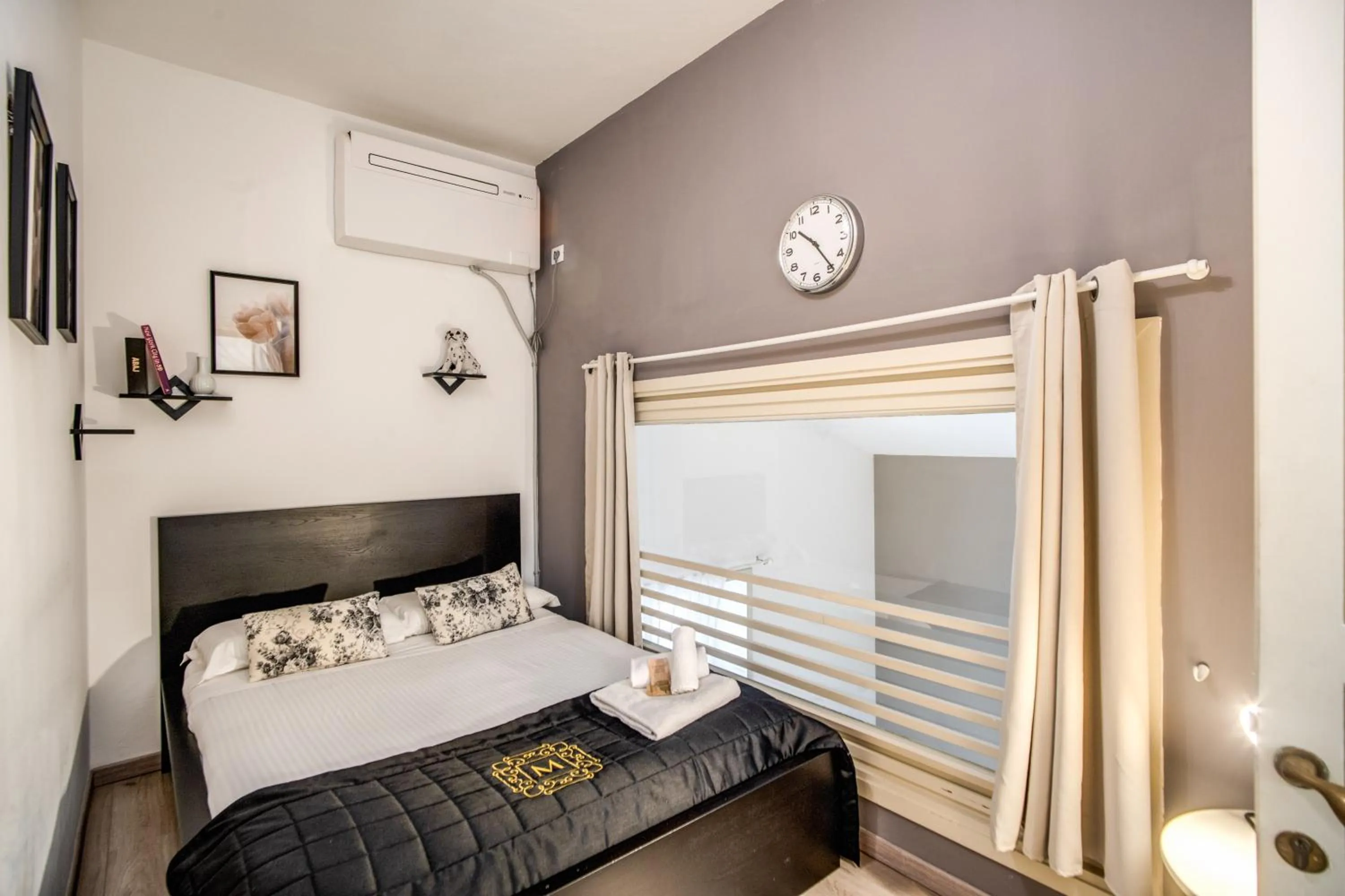 Bed in Trevi Miracle Suite