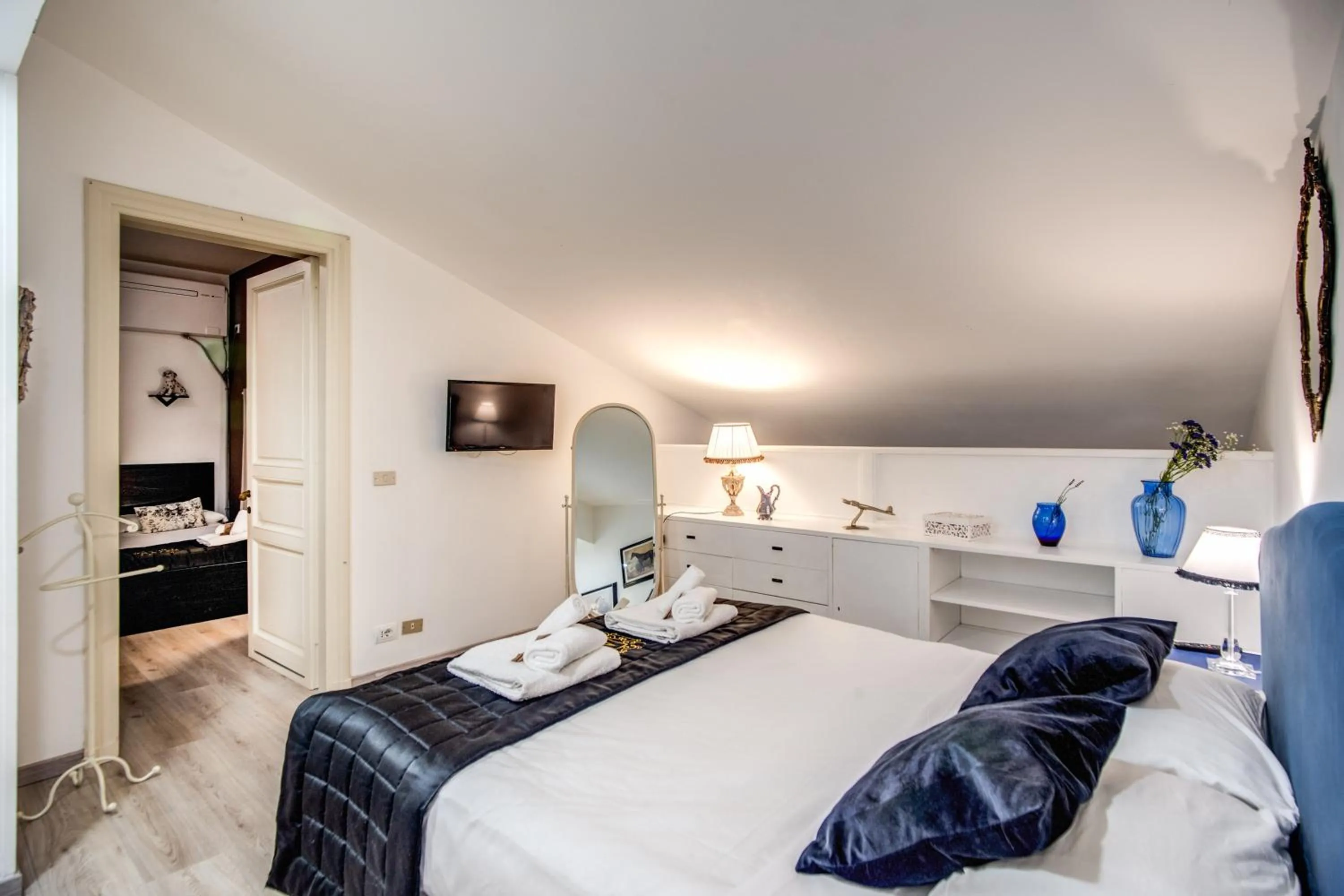 Bed in Trevi Miracle Suite