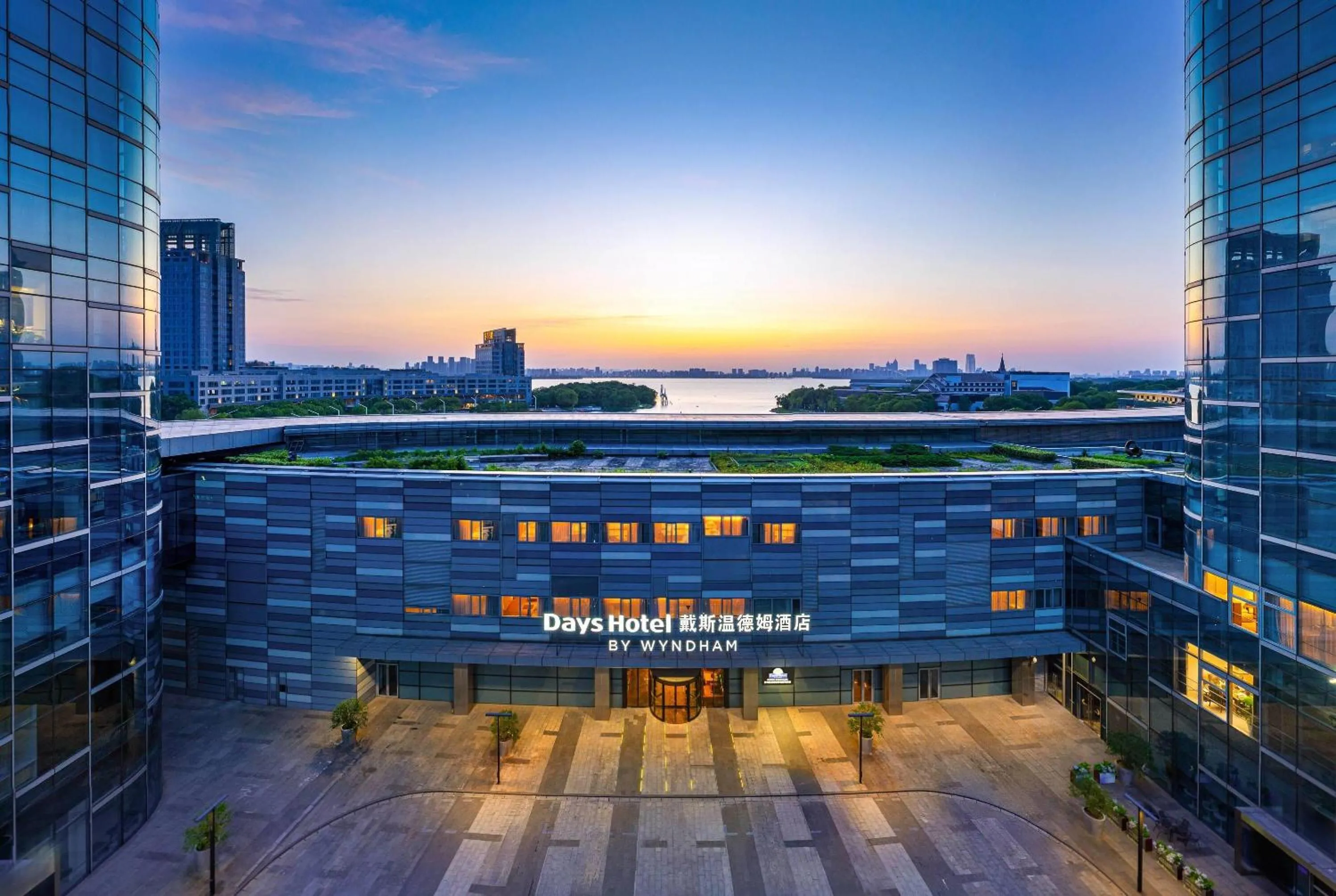 Property building in Days Hotel by Wyndham Suzhou Dushu Lake