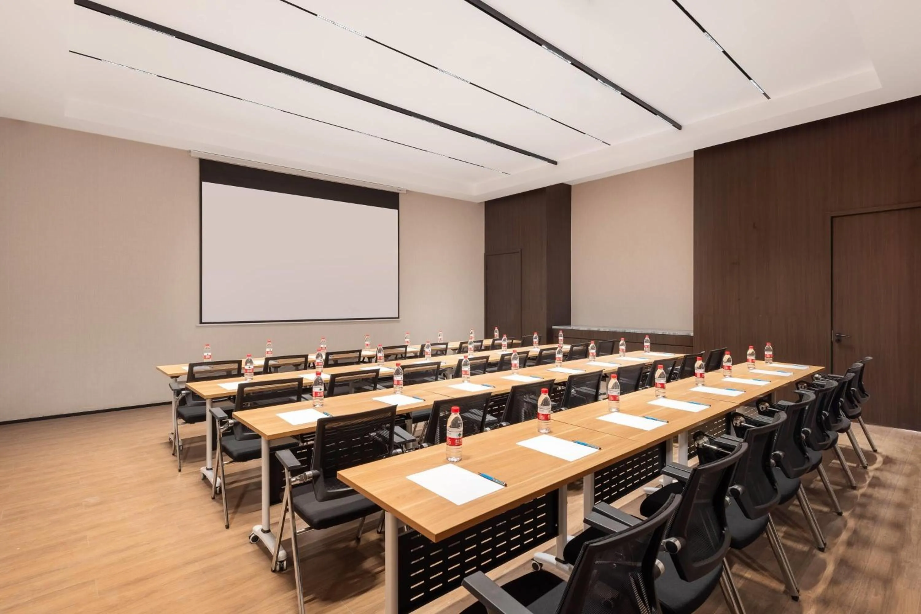 Meeting/conference room in Days Hotel by Wyndham Suzhou Dushu Lake