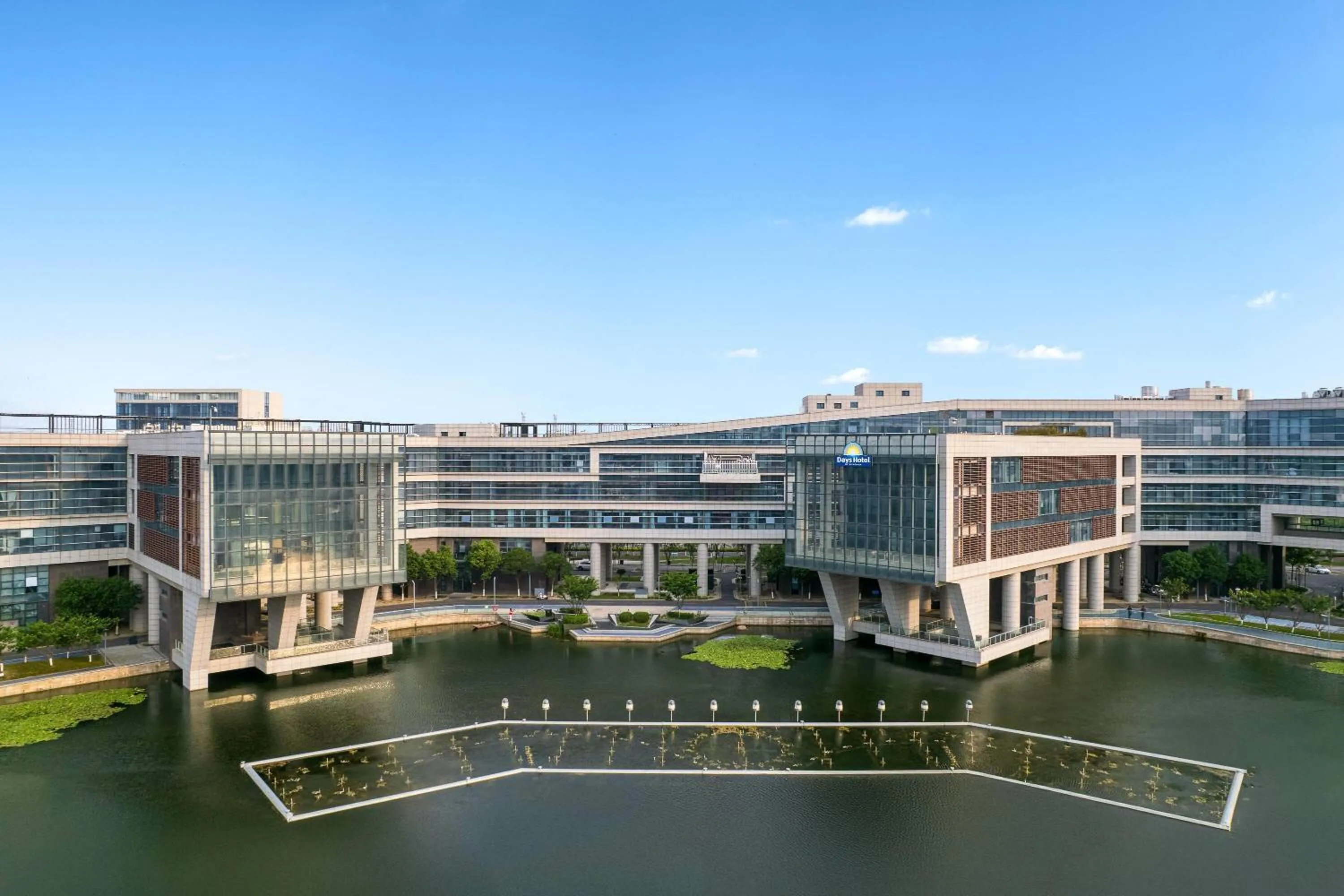 Property building in Days Hotel by Wyndham Yancheng Hi-tech Park