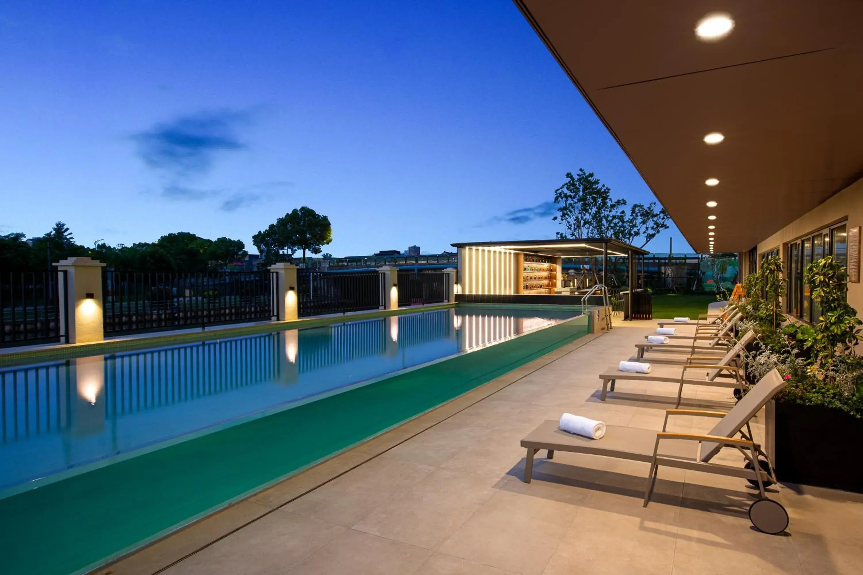 Swimming pool in 上海浦东温德姆花园酒店 Wyndham Garden Shanghai Pudong Swimming pool in 上海浦东温德姆花园酒店 Wyndham Garden Shanghai Pudong