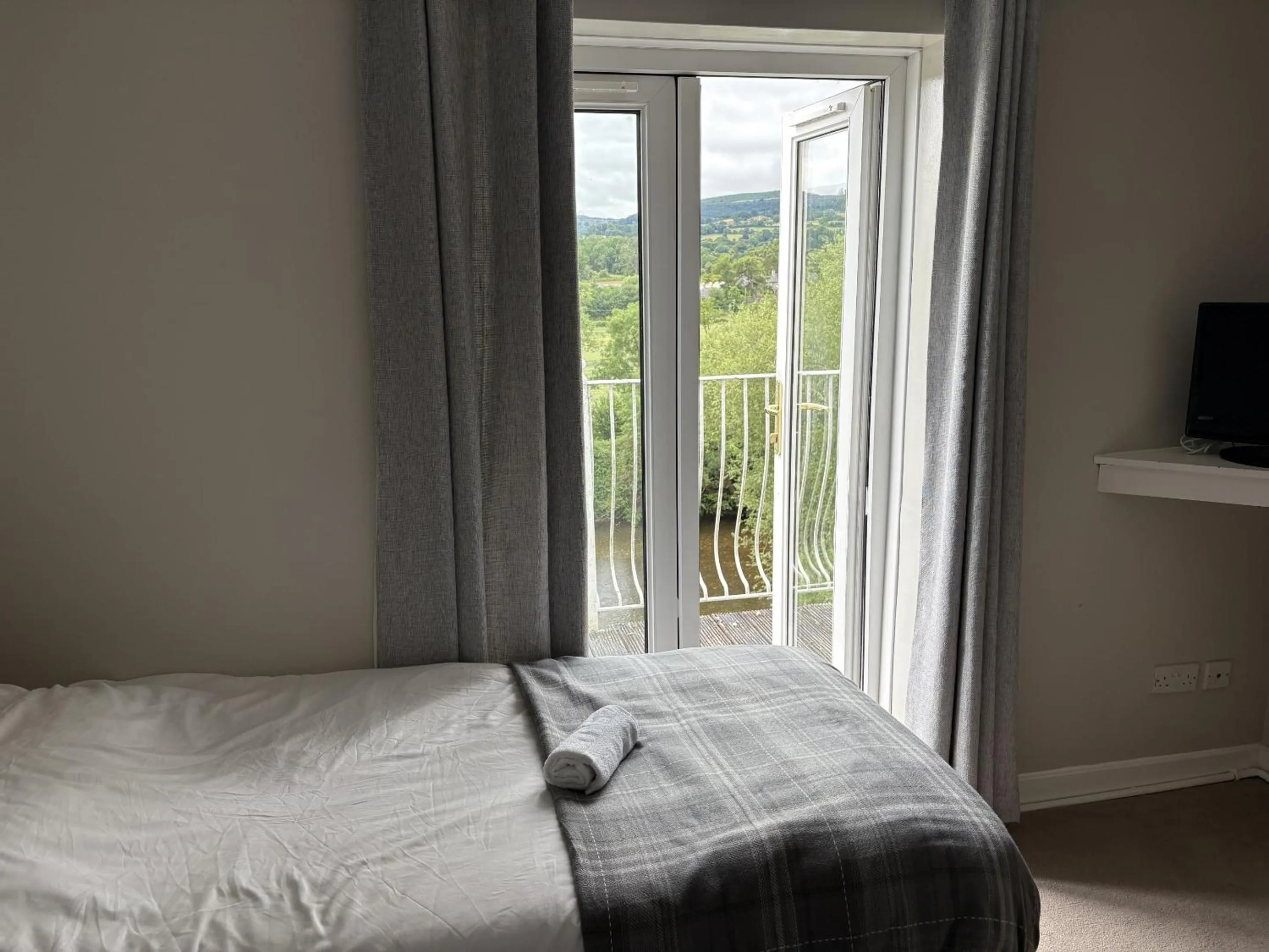 Bedroom, Bed in Roadhouse Llanwenarth
