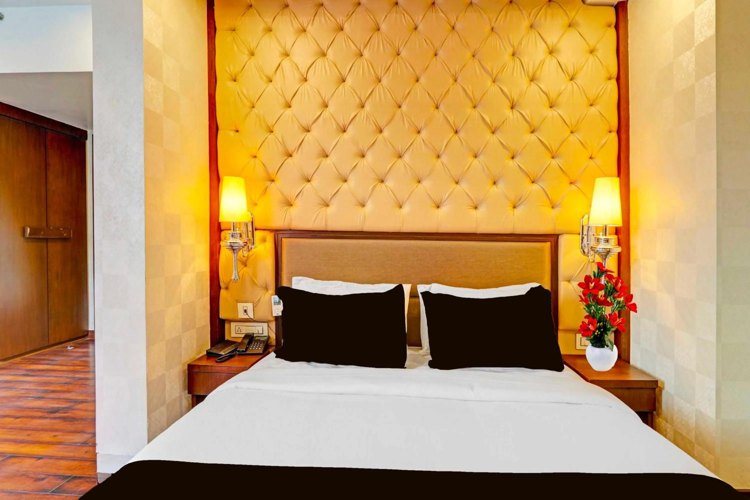 Bedroom, Bed in Townhouse Sitabuldi Railway Station