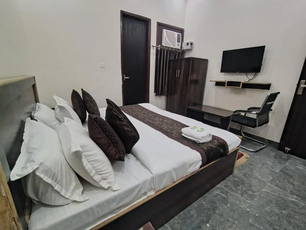 Hotel Nidhivan Dham