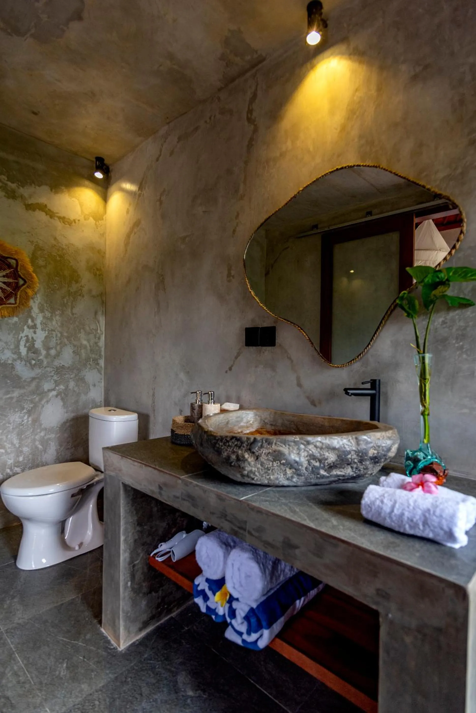 Toilet in Seelong Villa Ubud by Dhananjaya Hospitality