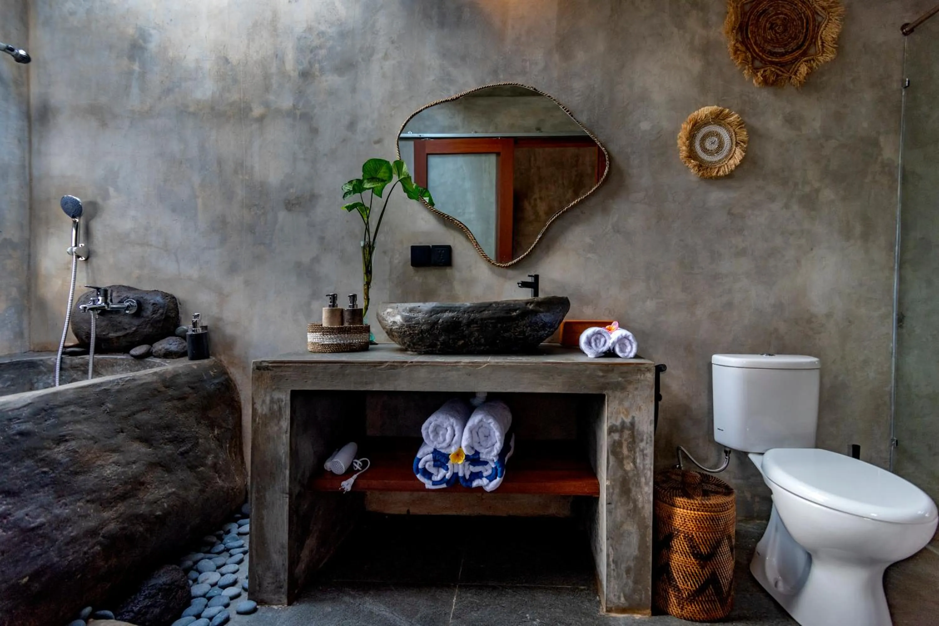 Toilet in Seelong Villa Ubud by Dhananjaya Hospitality