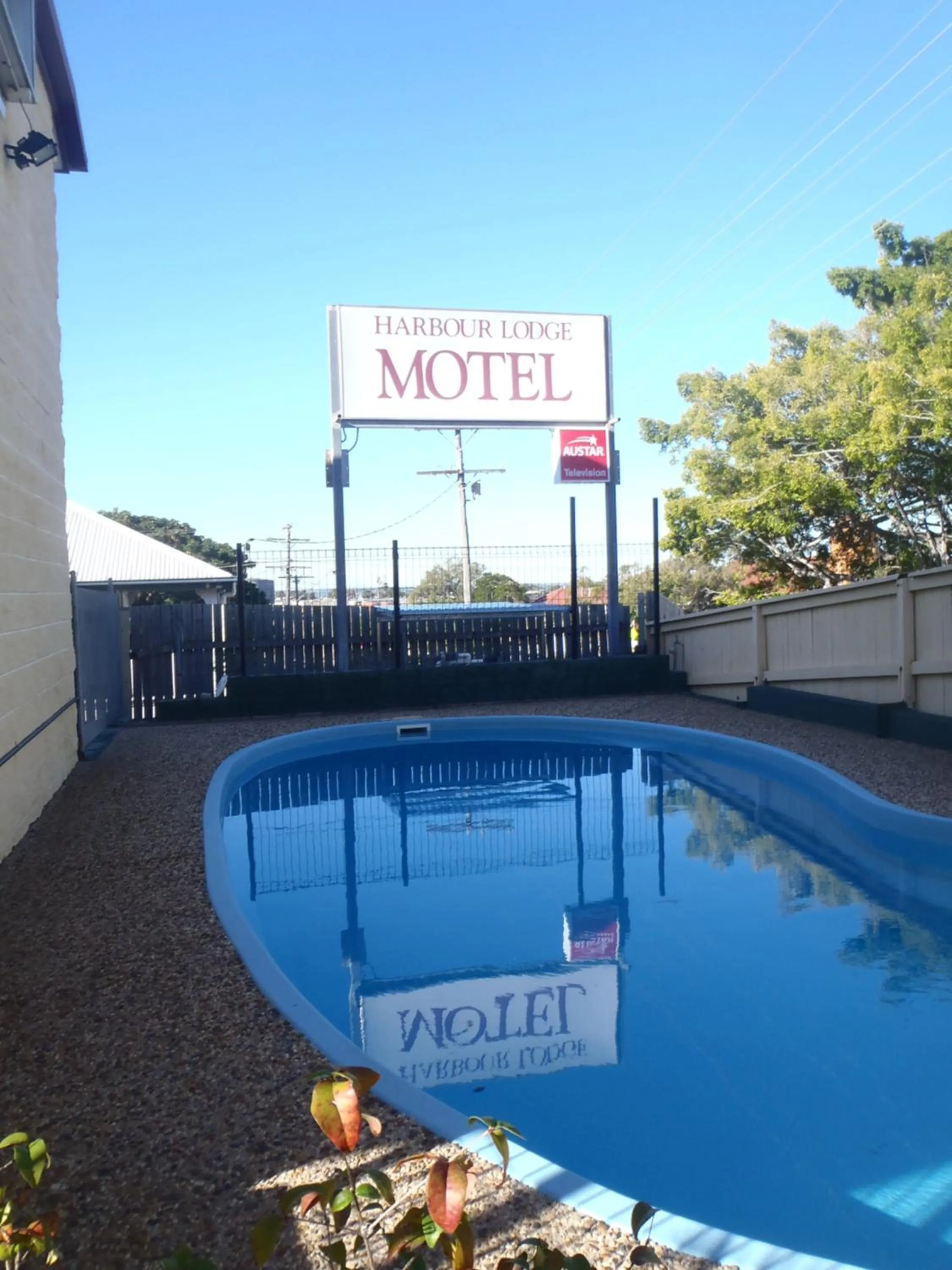 Swimming pool in Harbour Lodge Motel