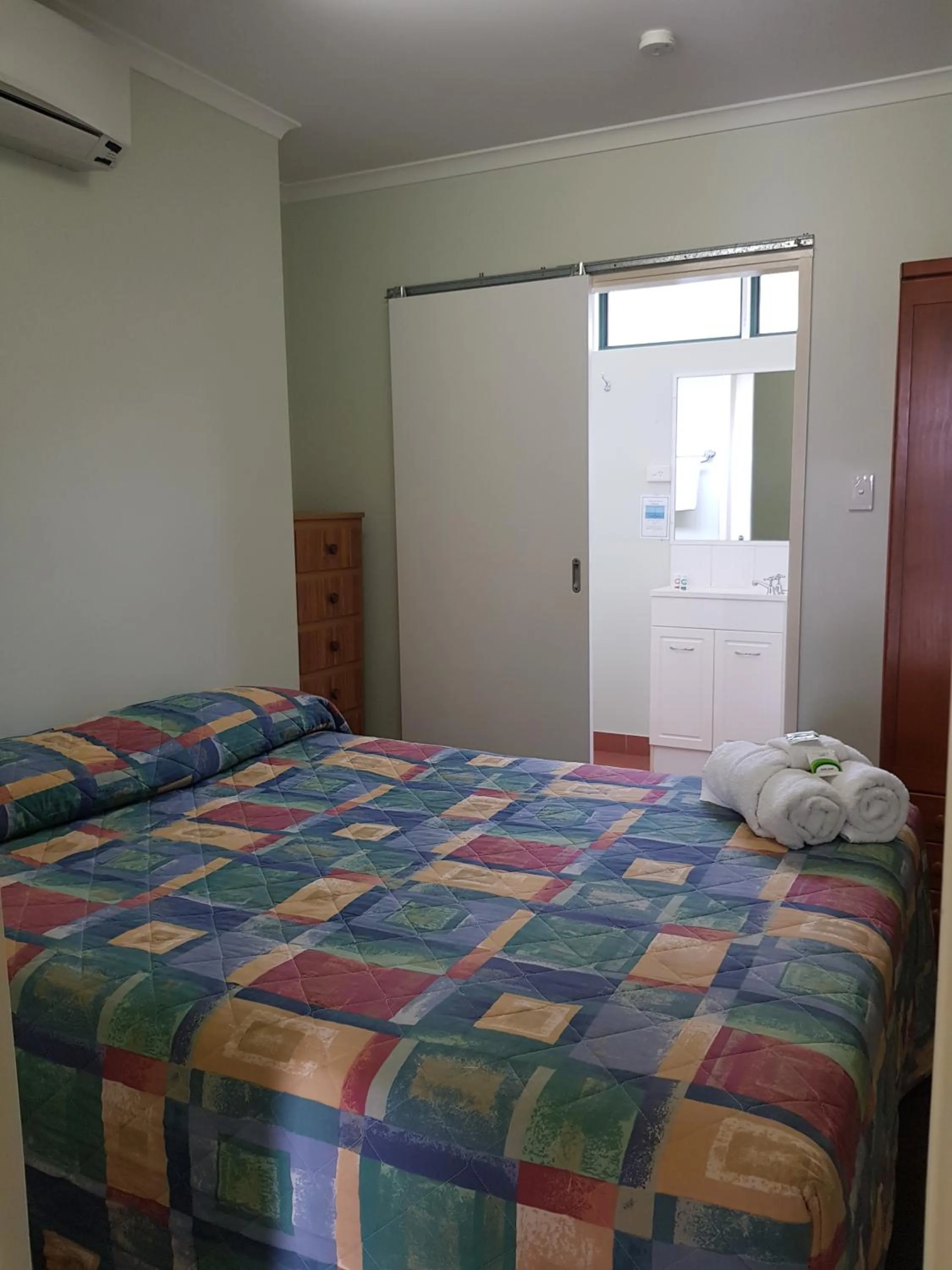 Bed in Harbour Lodge Motel