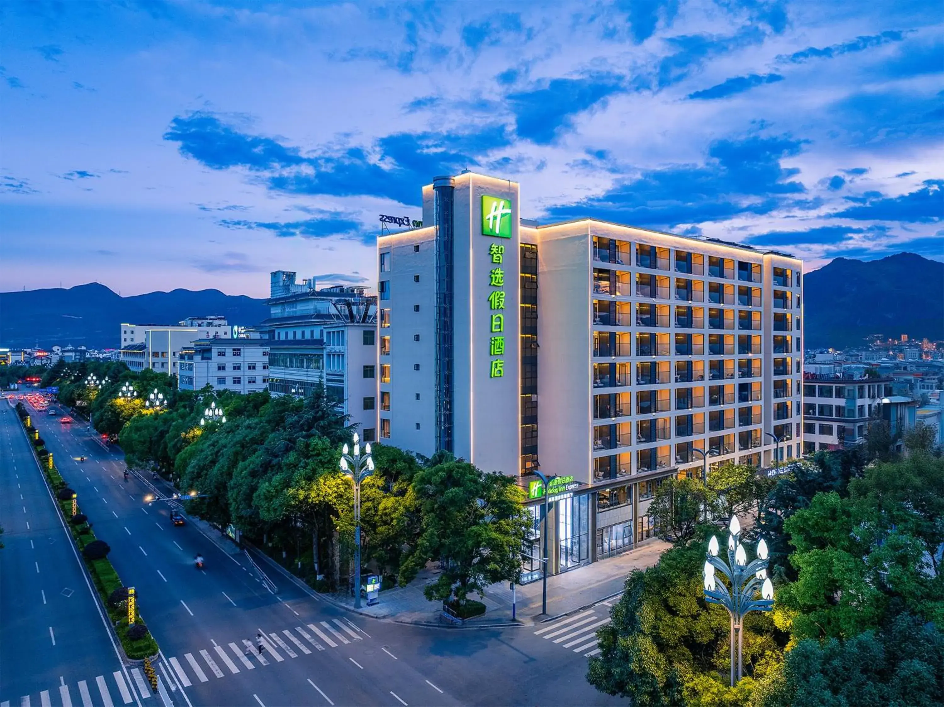 Property building in Holiday Inn Express Lijiang Ancient Town by IHG Property building in Holiday Inn Express Lijiang Ancient Town by IHG