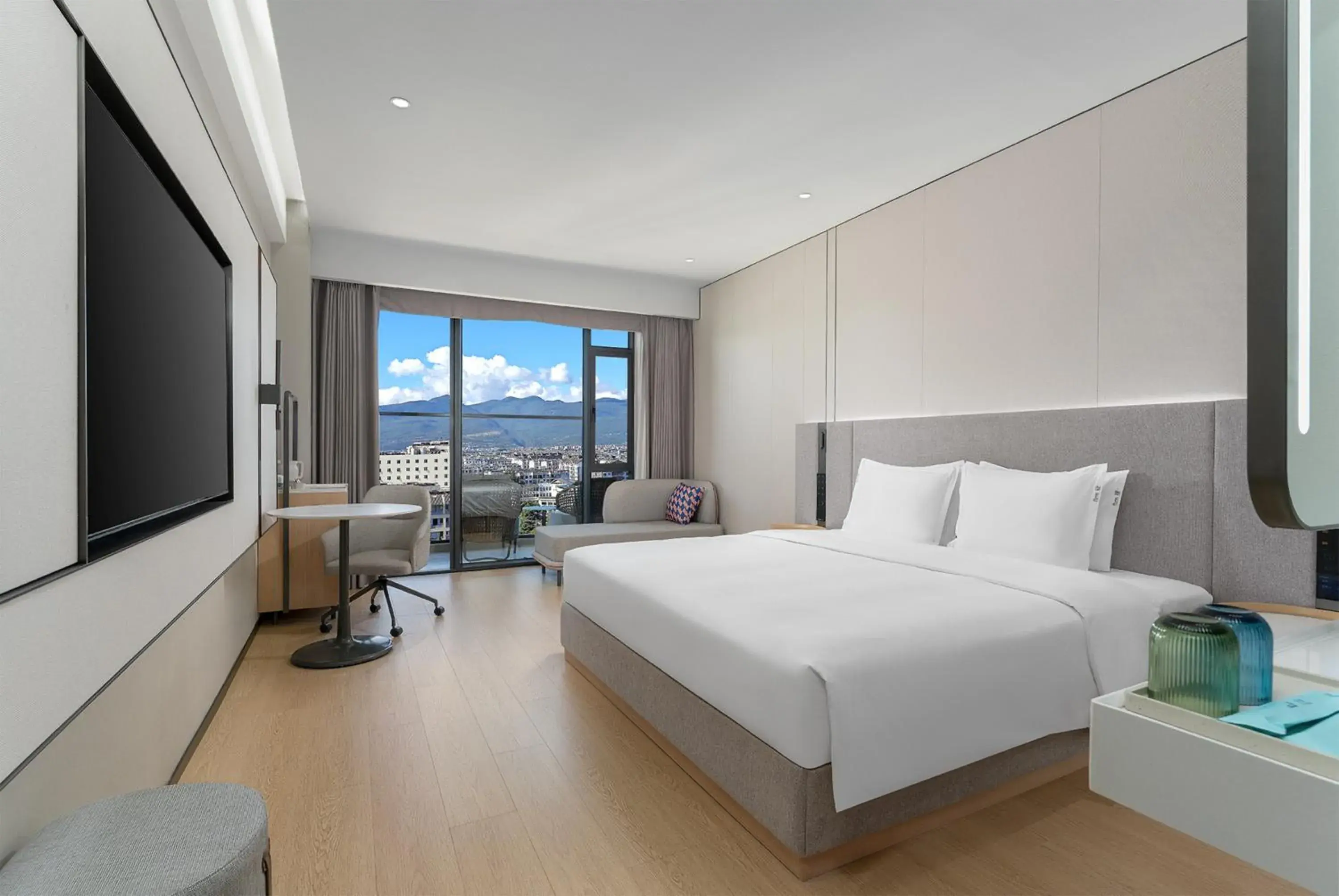 Standard King Room with Balcony and Mountain View in Holiday Inn Express Lijiang Ancient Town by IHG Standard King Room with Balcony and Mountain View in Holiday Inn Express Lijiang Ancient Town by IHG