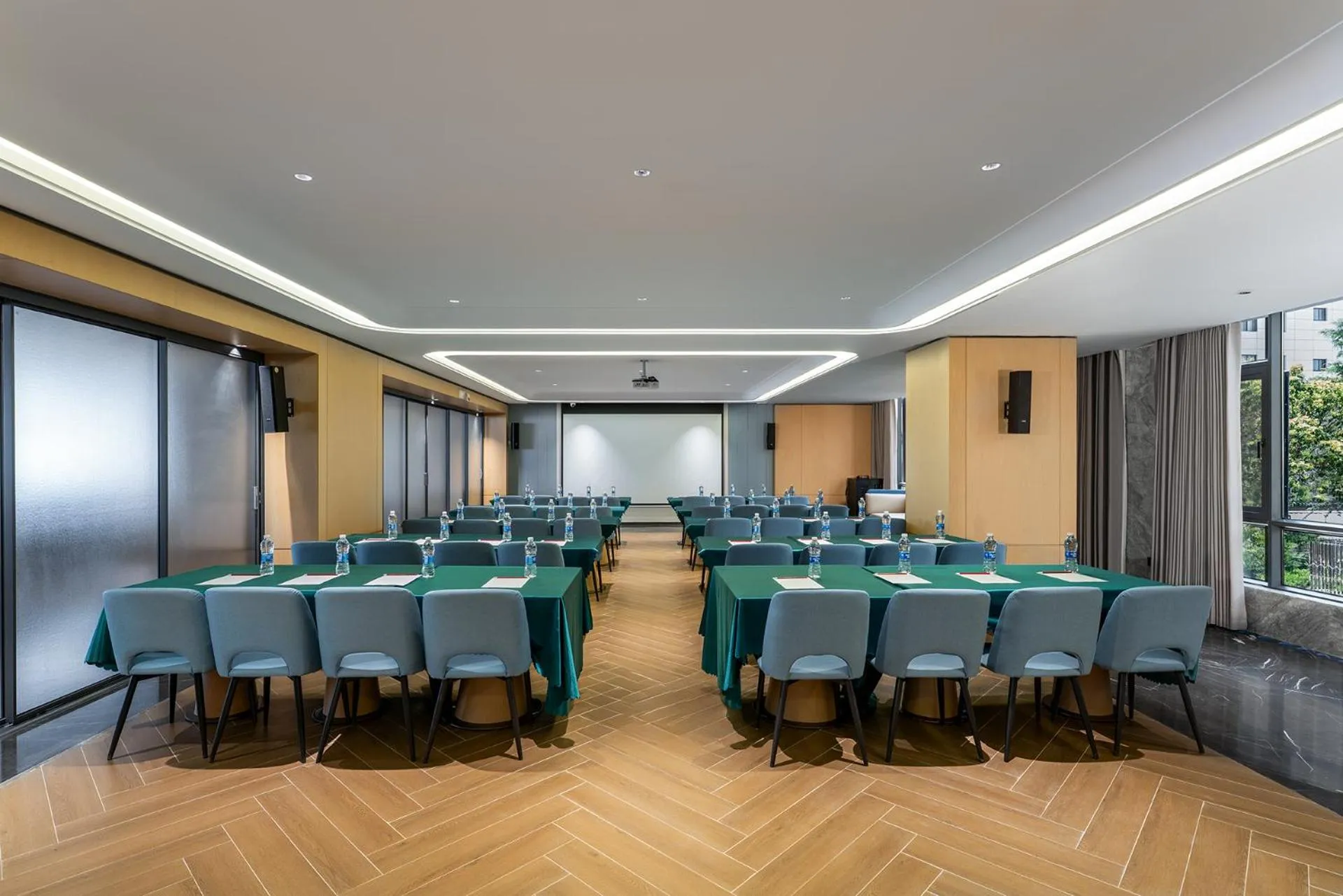 Meeting/conference room in Holiday Inn Express Lijiang Ancient Town by IHG