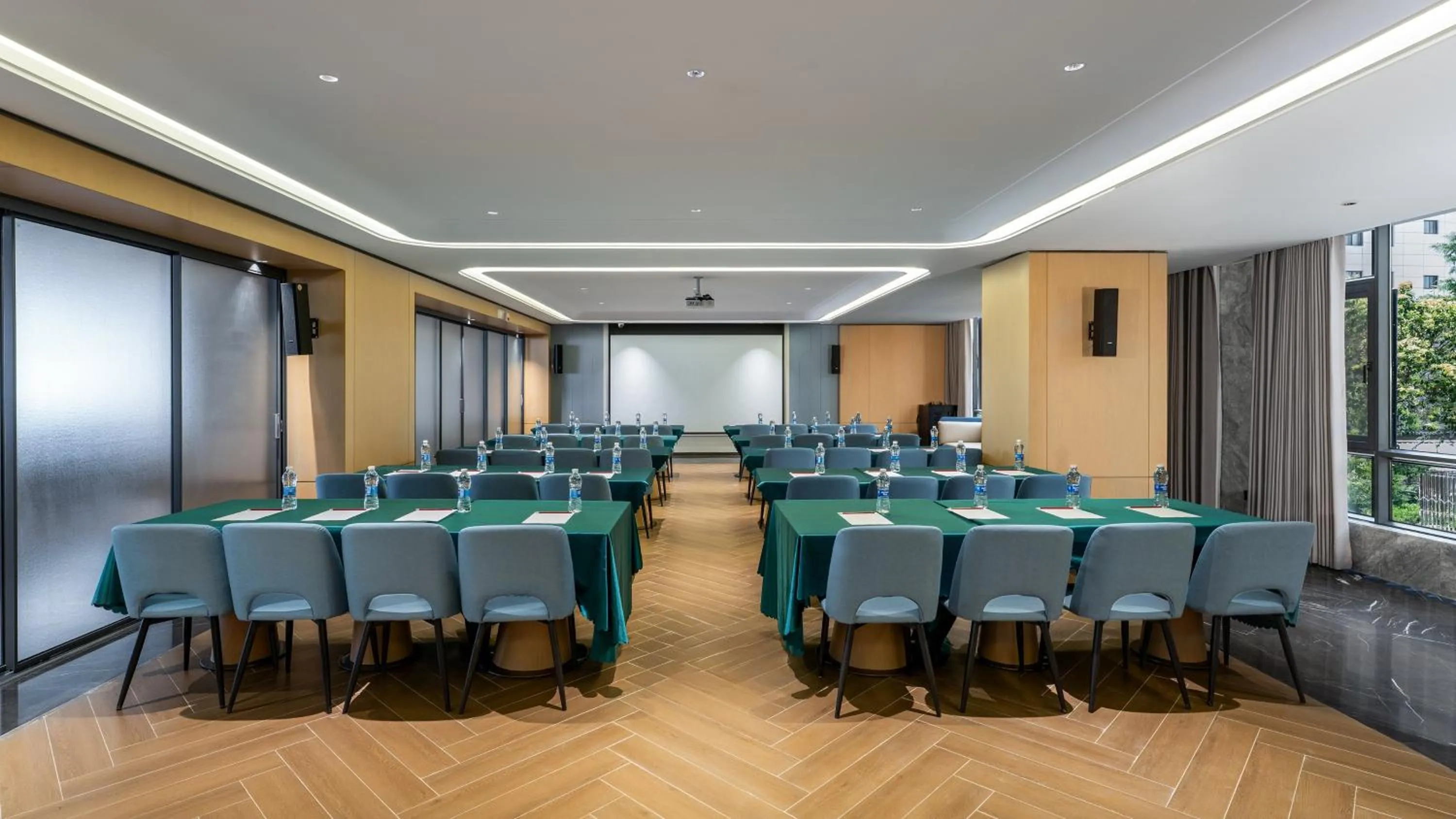 Meeting/conference room in Holiday Inn Express Lijiang Ancient Town by IHG
