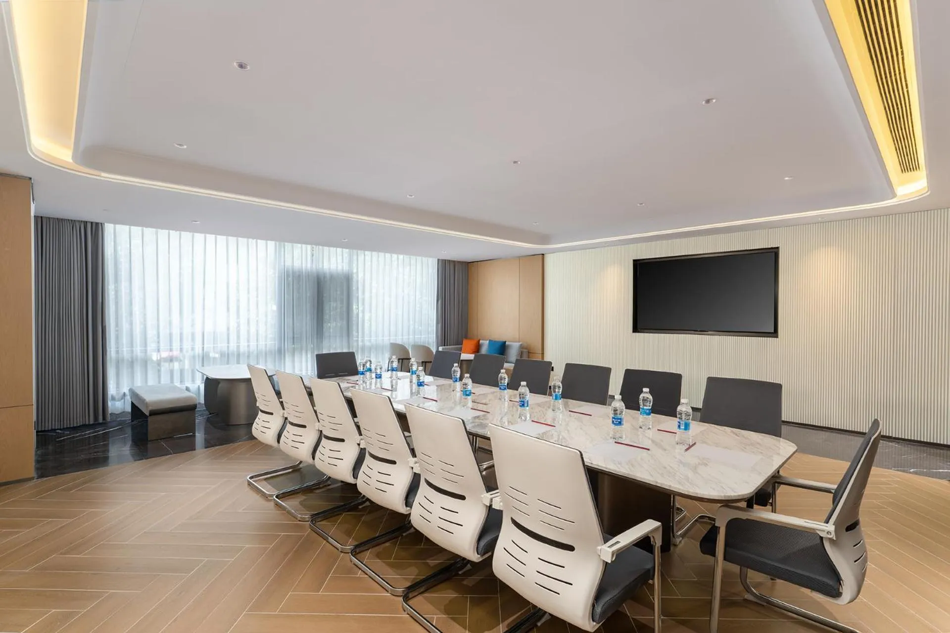 Meeting/conference room in Holiday Inn Express Lijiang Ancient Town by IHG