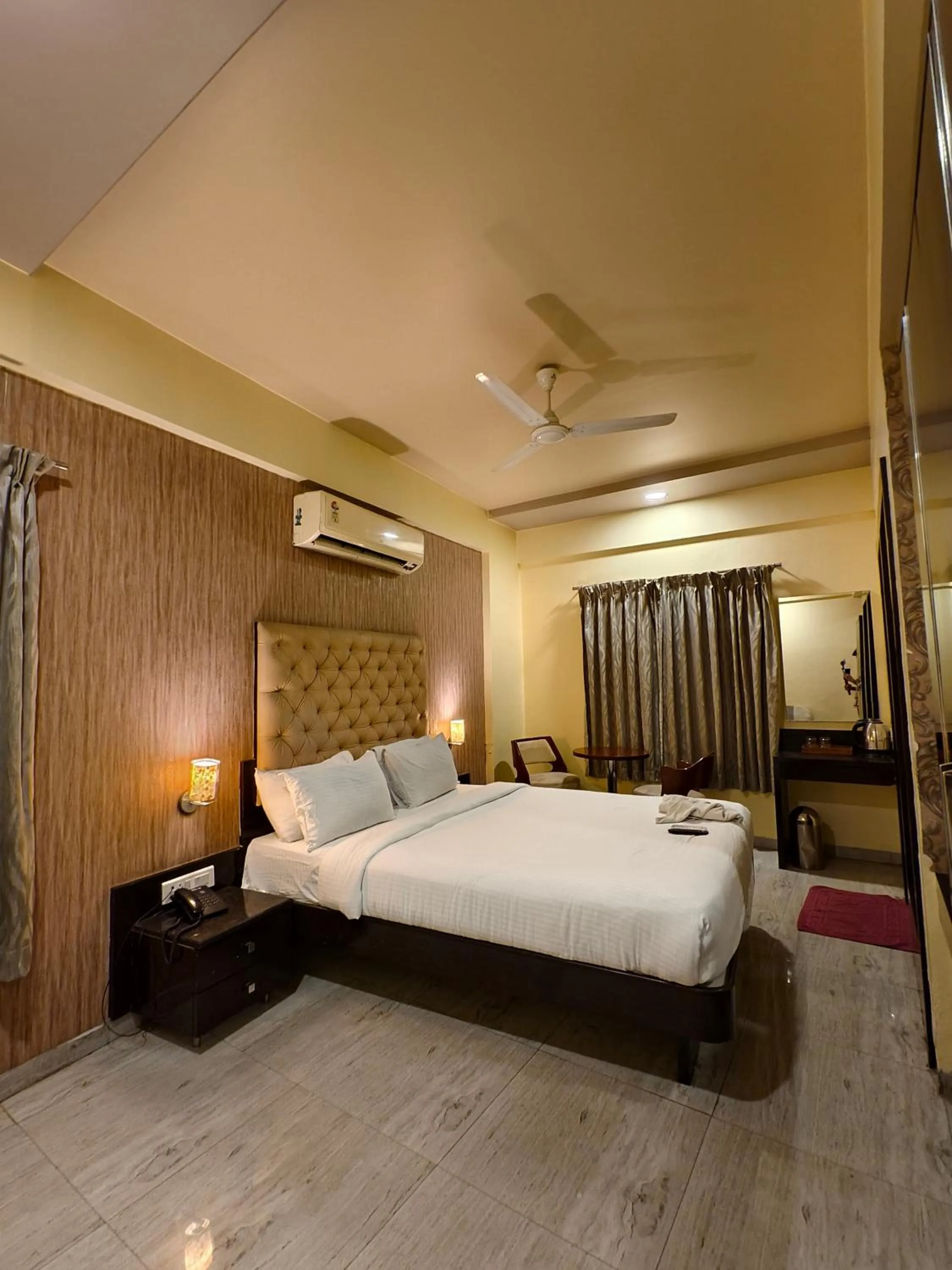 Bedroom, Bed in Hotel Vaishnavi