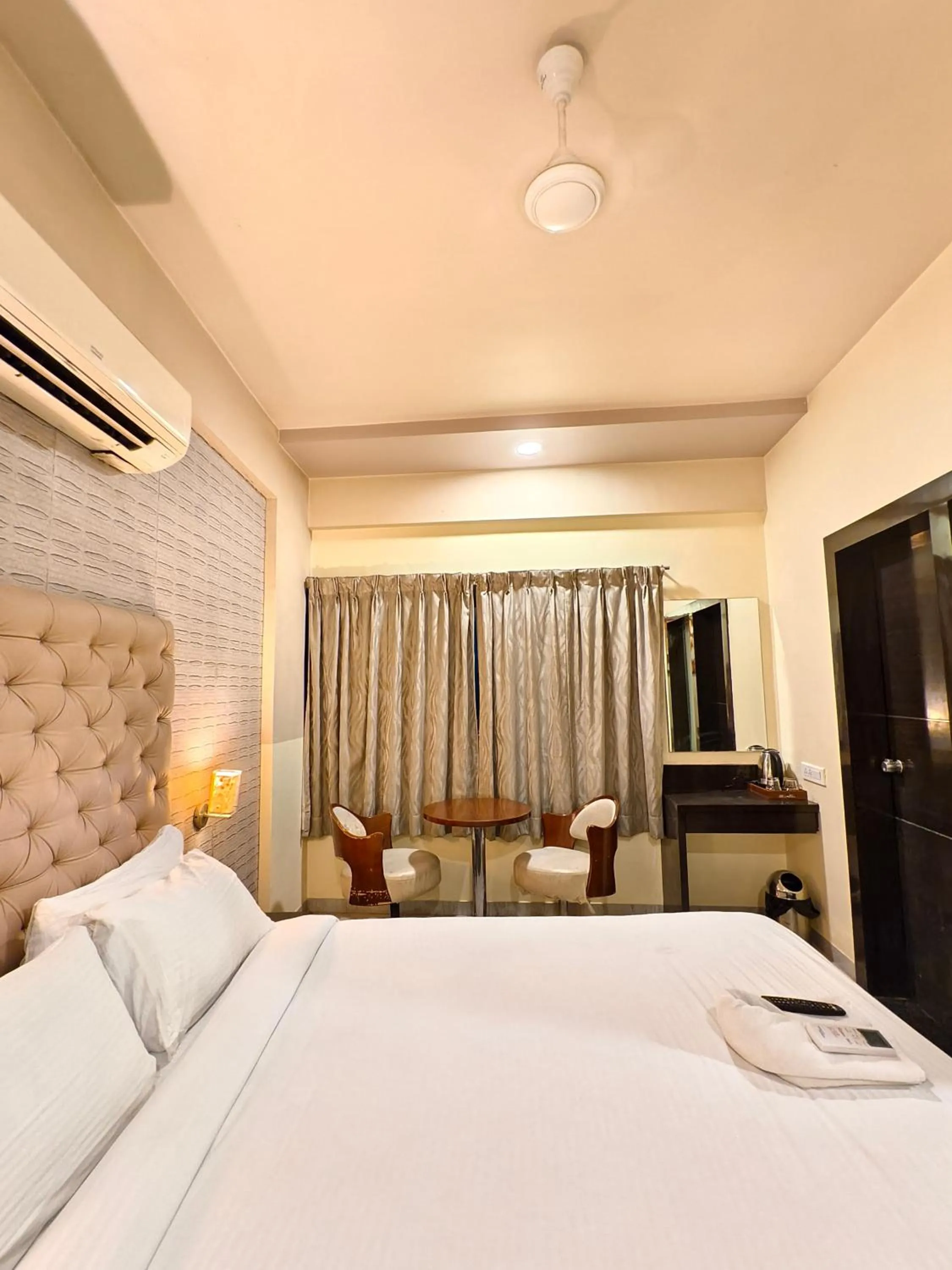 Bedroom, Bed in Hotel Vaishnavi