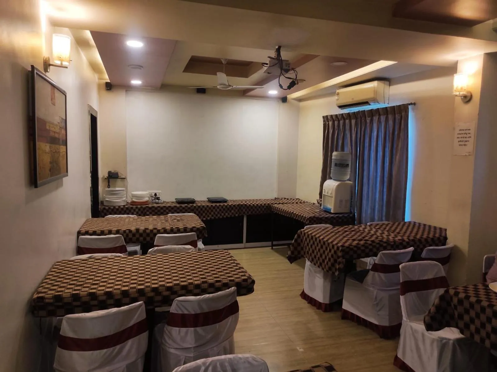 Restaurant/places to eat in Hotel Vaishnavi