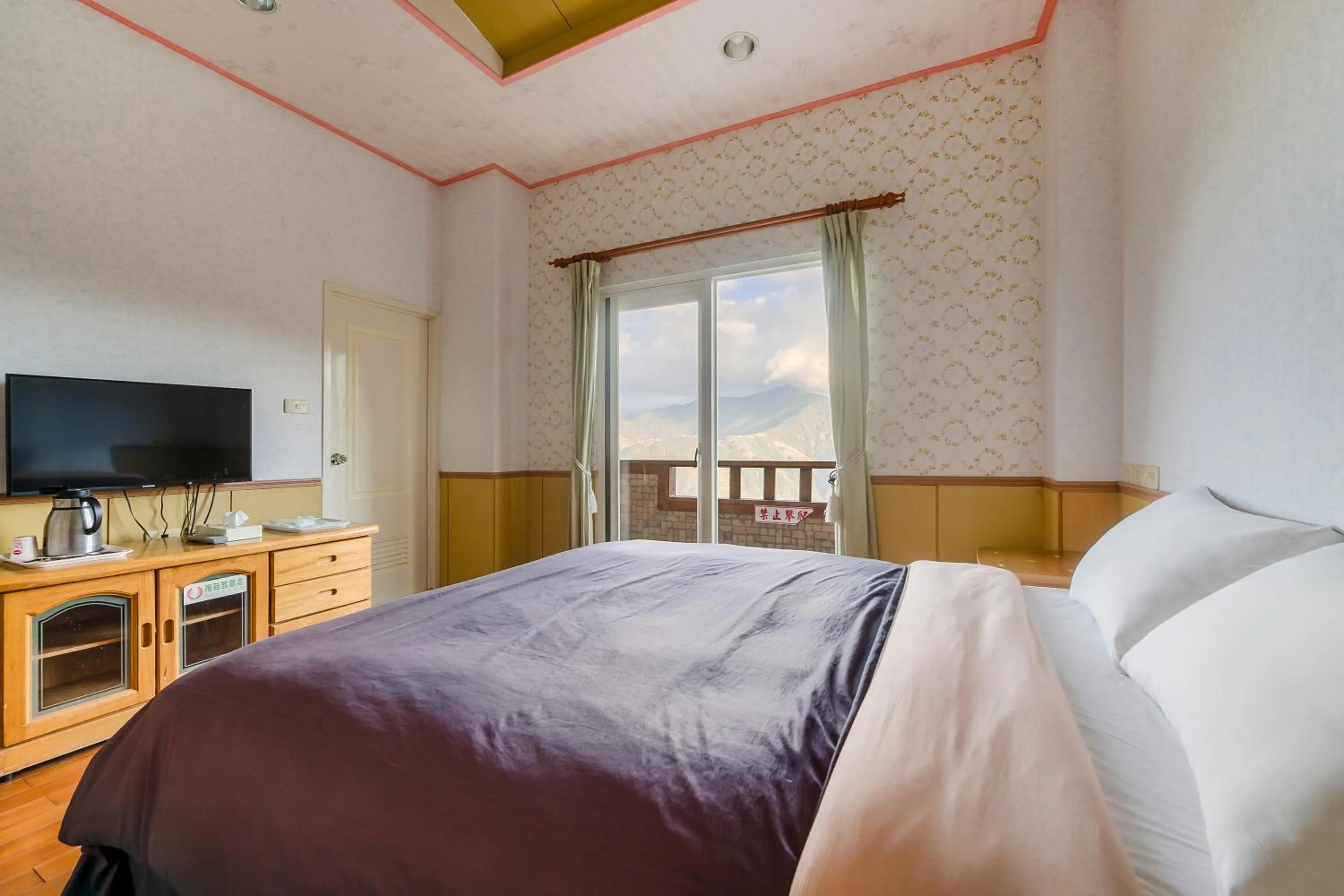 Photo of the whole room, Bed in Chingjing New Paradise B&B