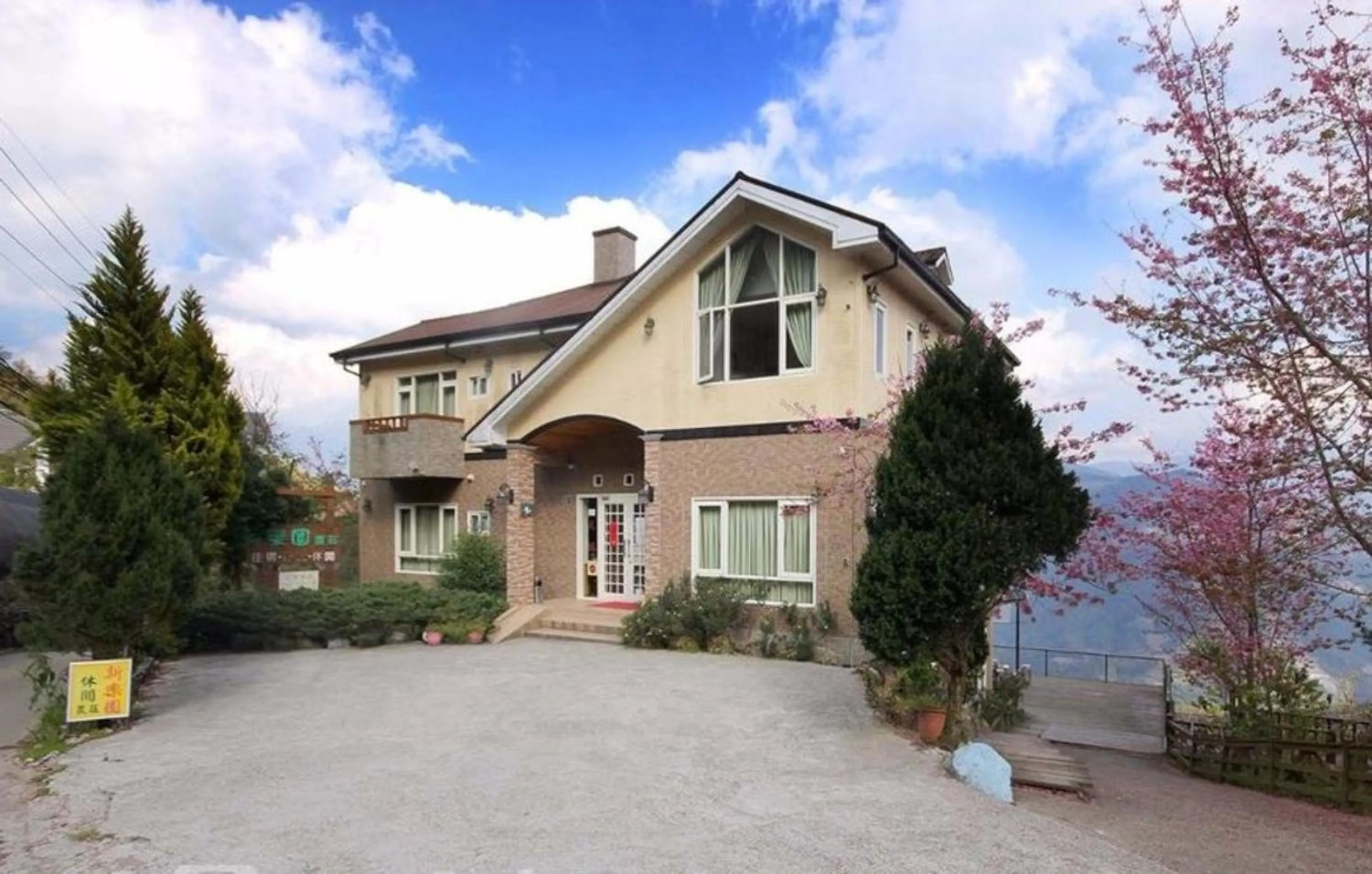 Property building in Chingjing New Paradise B&B