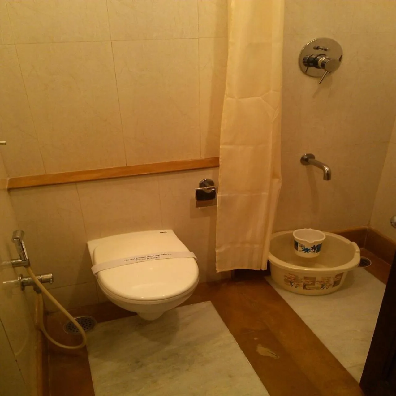Toilet in RKN Hotel