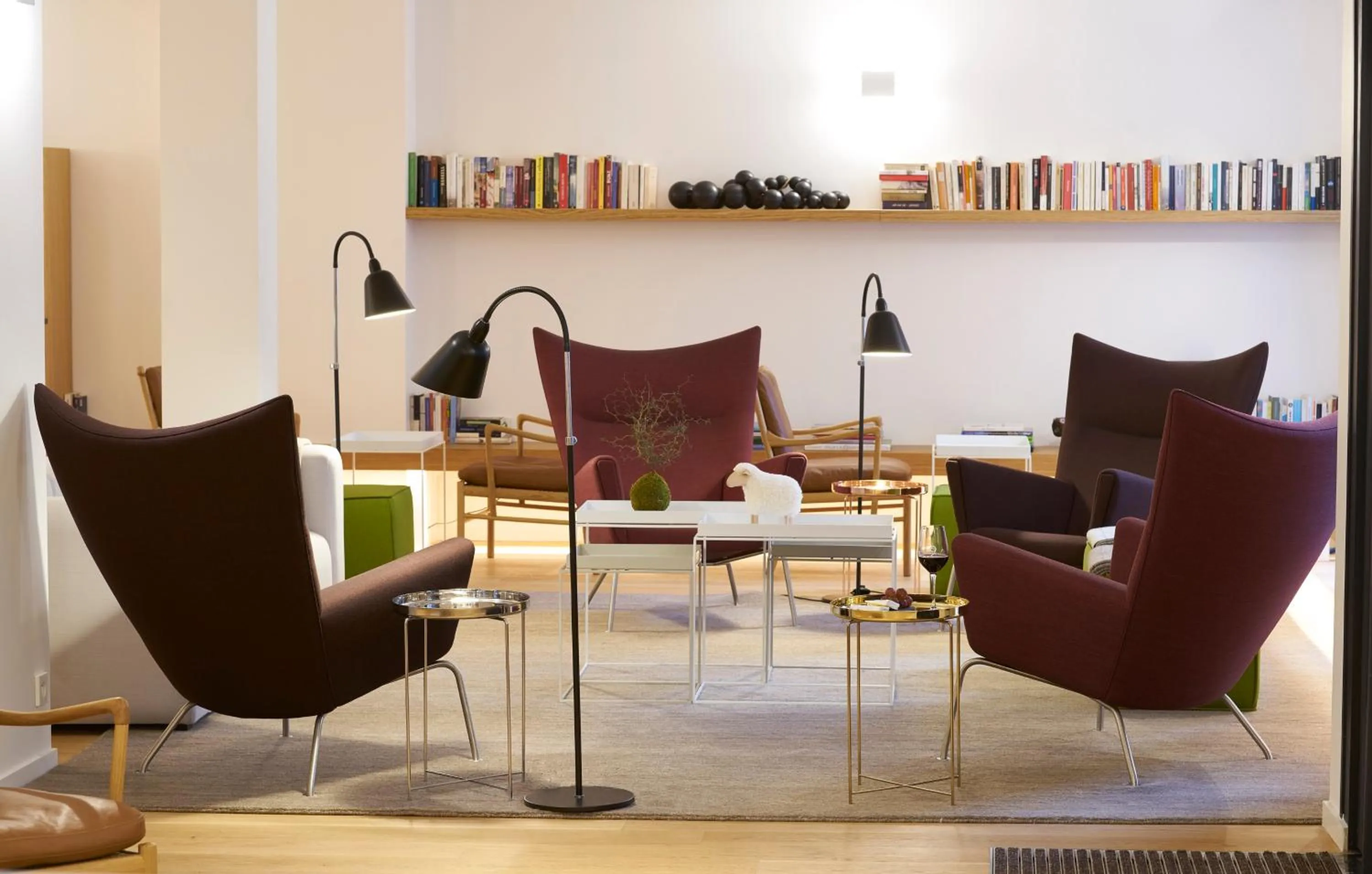 Library in 9Hotel Republique