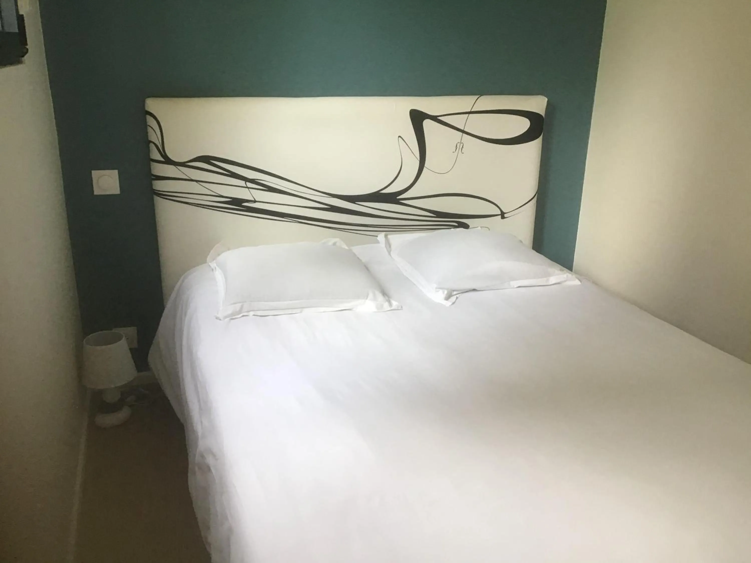 Photo of the whole room, Bed in Hôtel Le Saint Martin