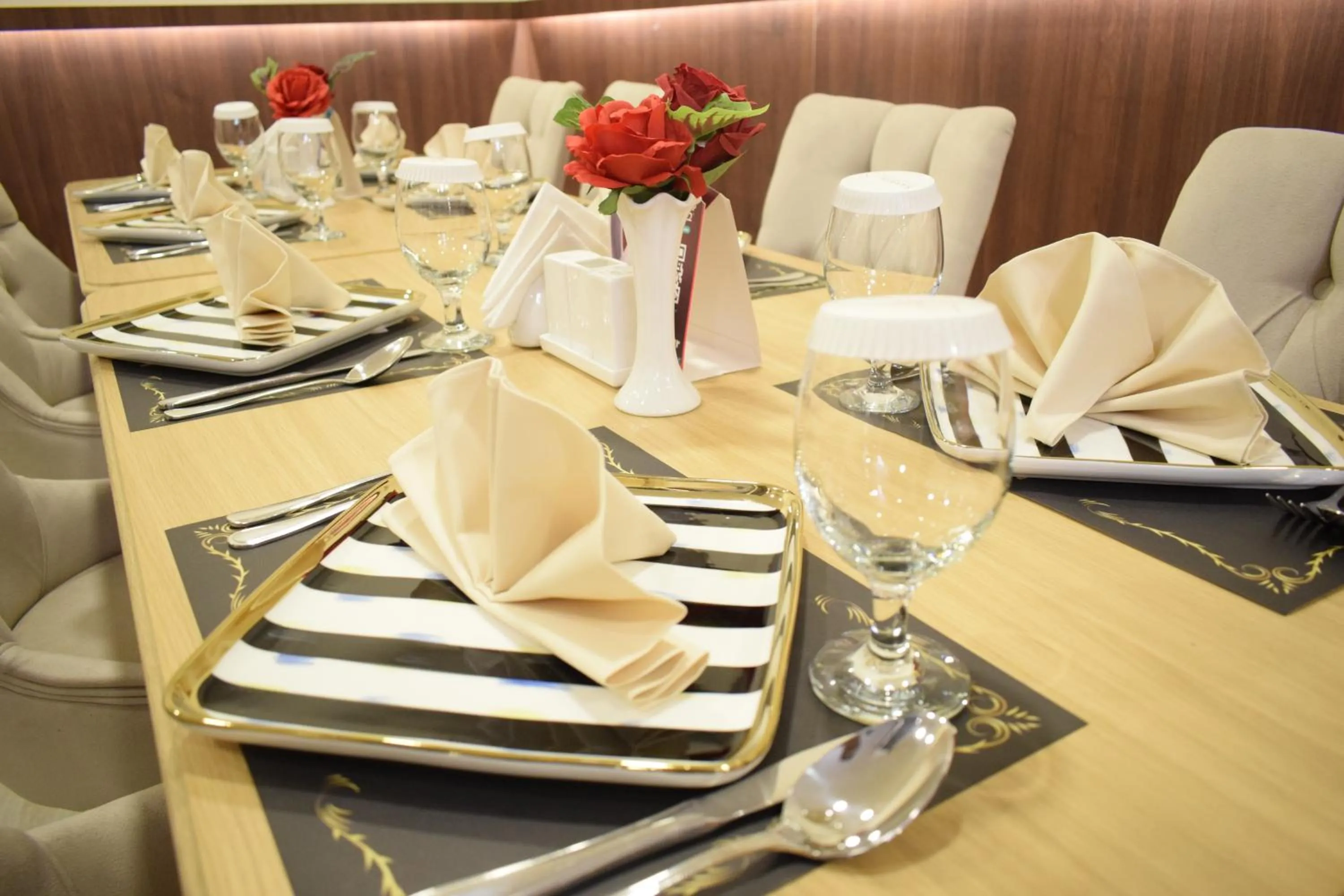 Restaurant/places to eat in Saraya Corniche Hotel