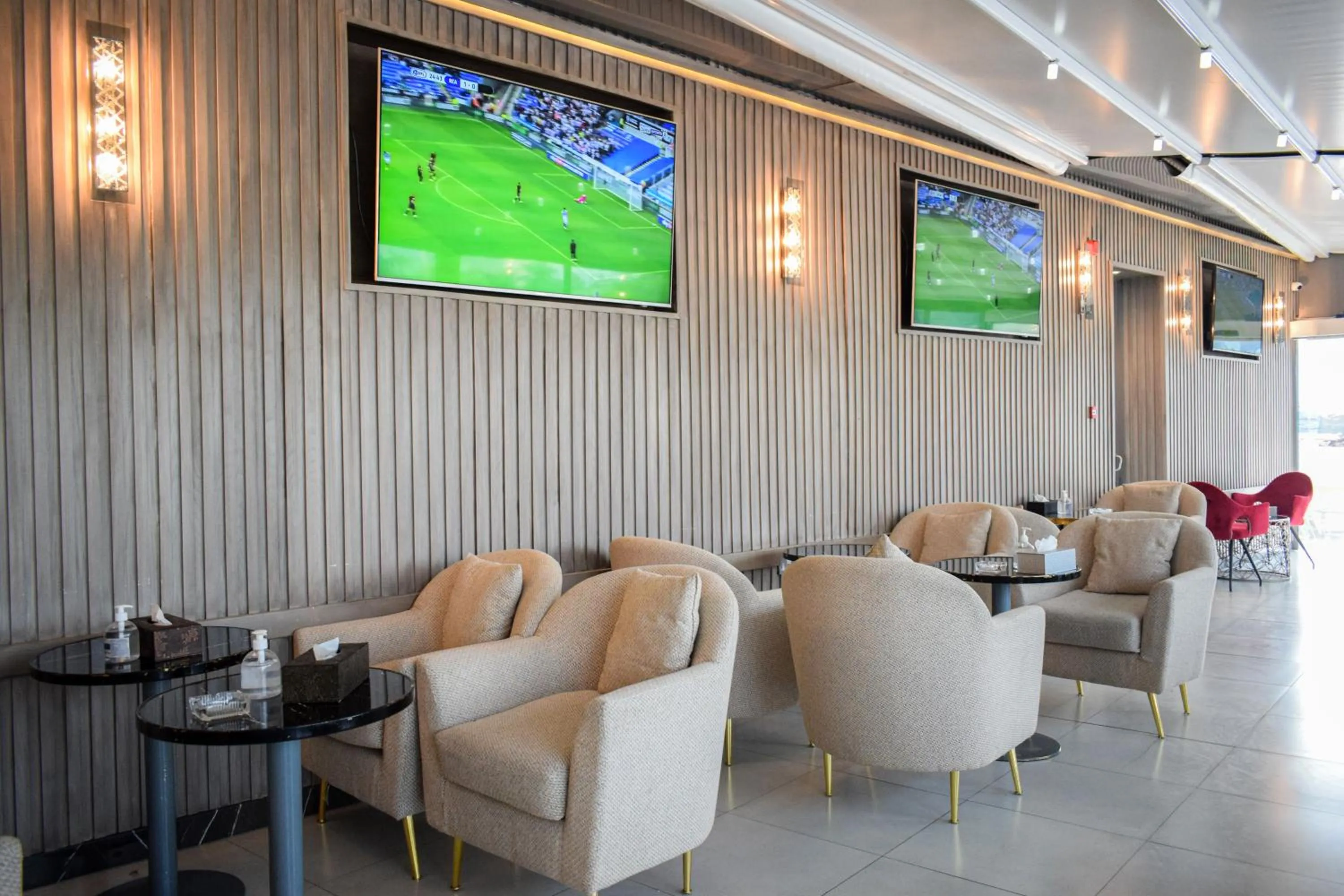 Restaurant/places to eat in Saraya Corniche Hotel