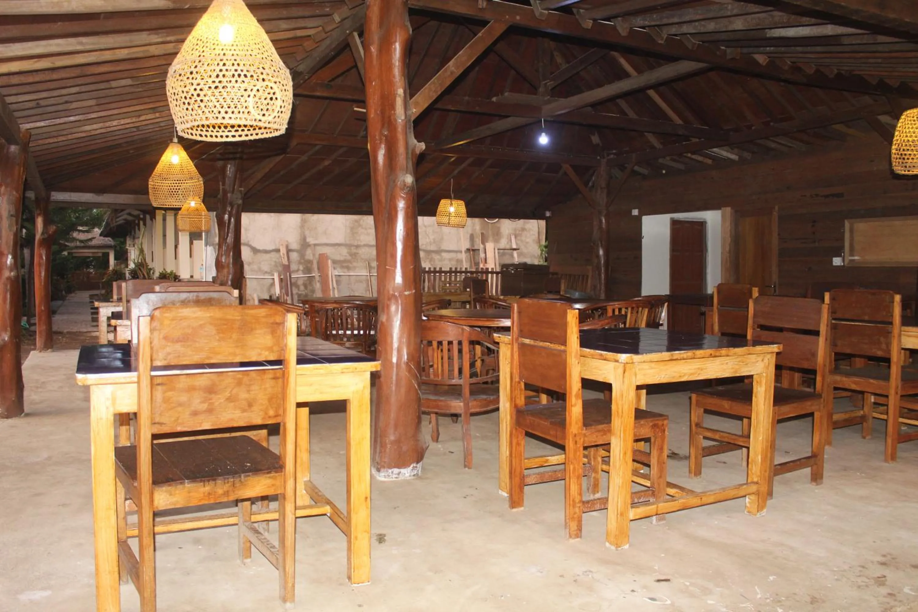 Restaurant/places to eat in Sari Laut