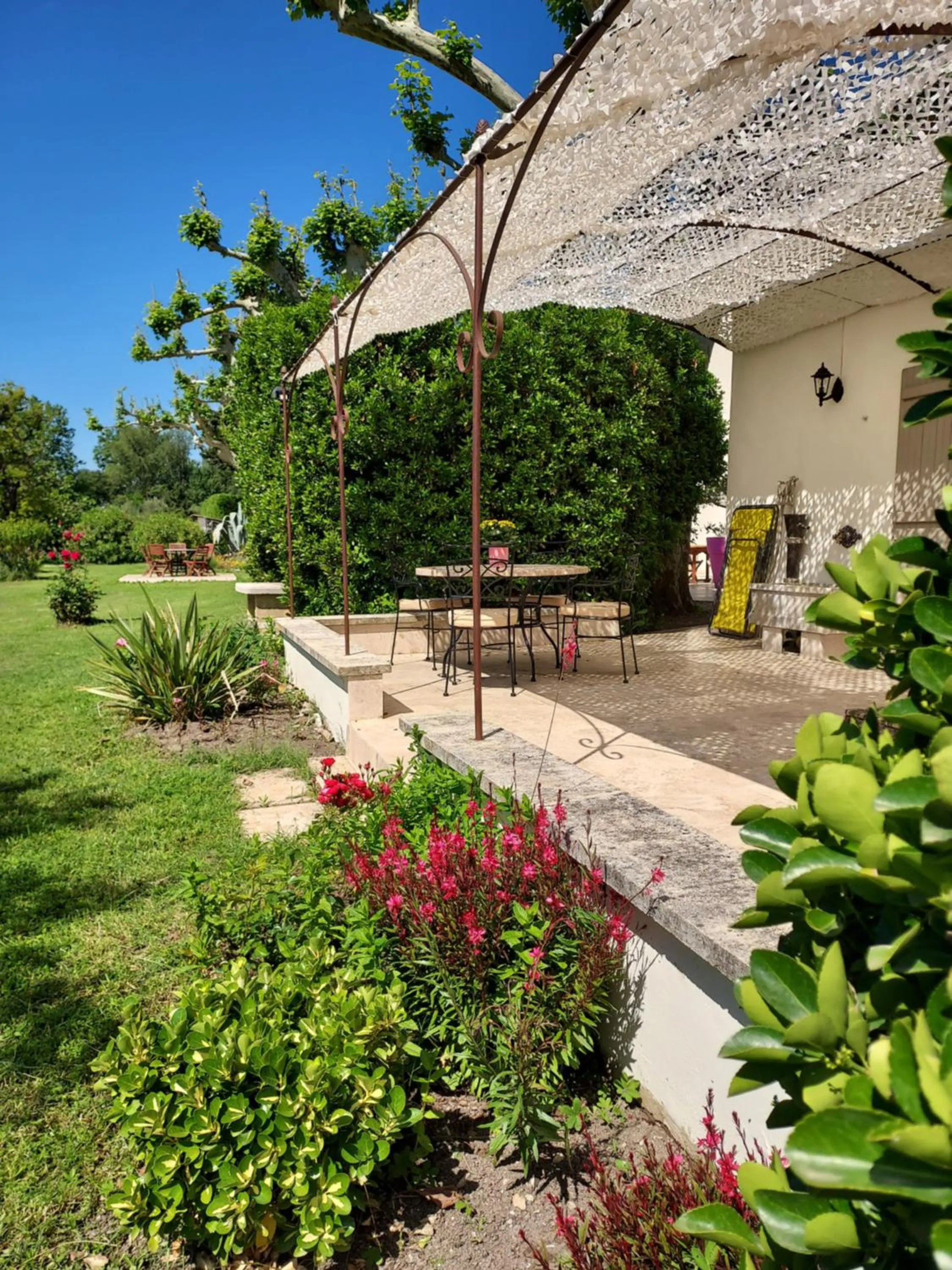 Patio in La Bastide des Amouriers